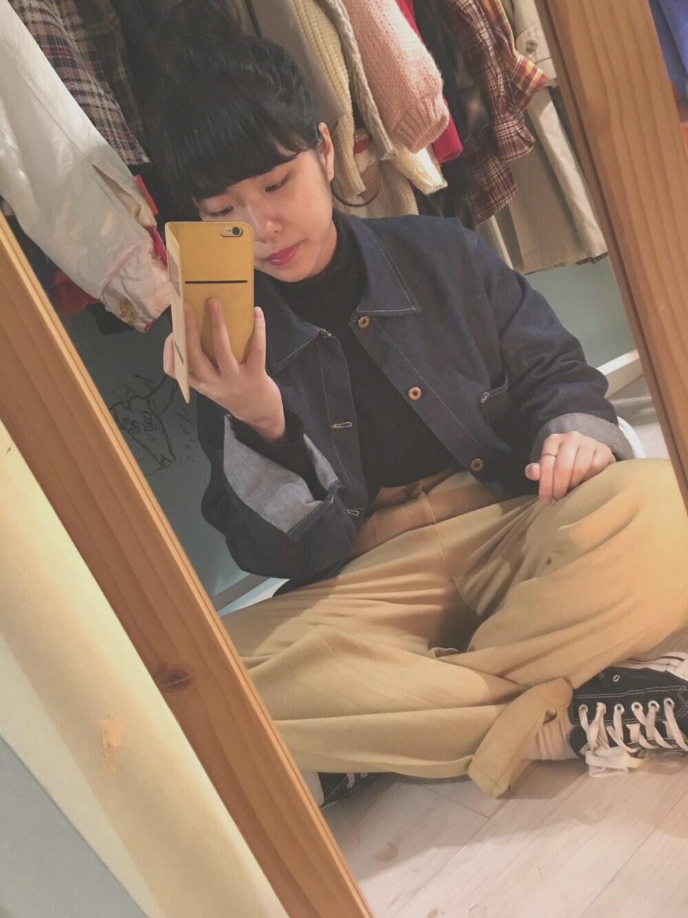 「converse、古着」｜「iphon6sのアイテム（その他、イエロー系）」を使った、rina nozawaさん（レディース・163cm）の冬コーディネートの1枚目の写真