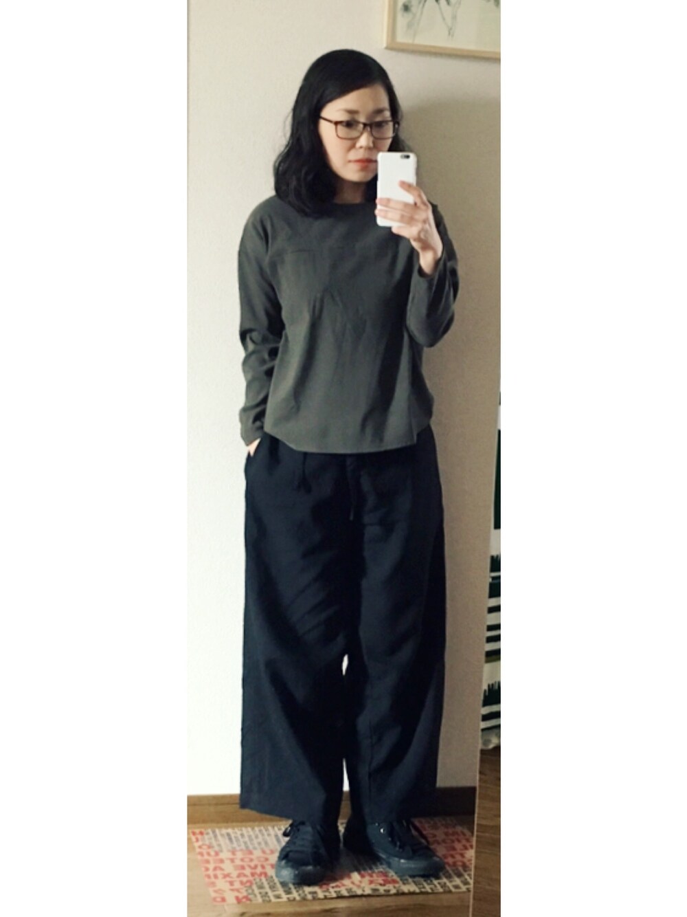 グリーン系のシャツ/ブラウス、ブラック系のその他パンツ、ブラック系のスニーカーを着用したレディースの春コーディネートの1枚目の写真