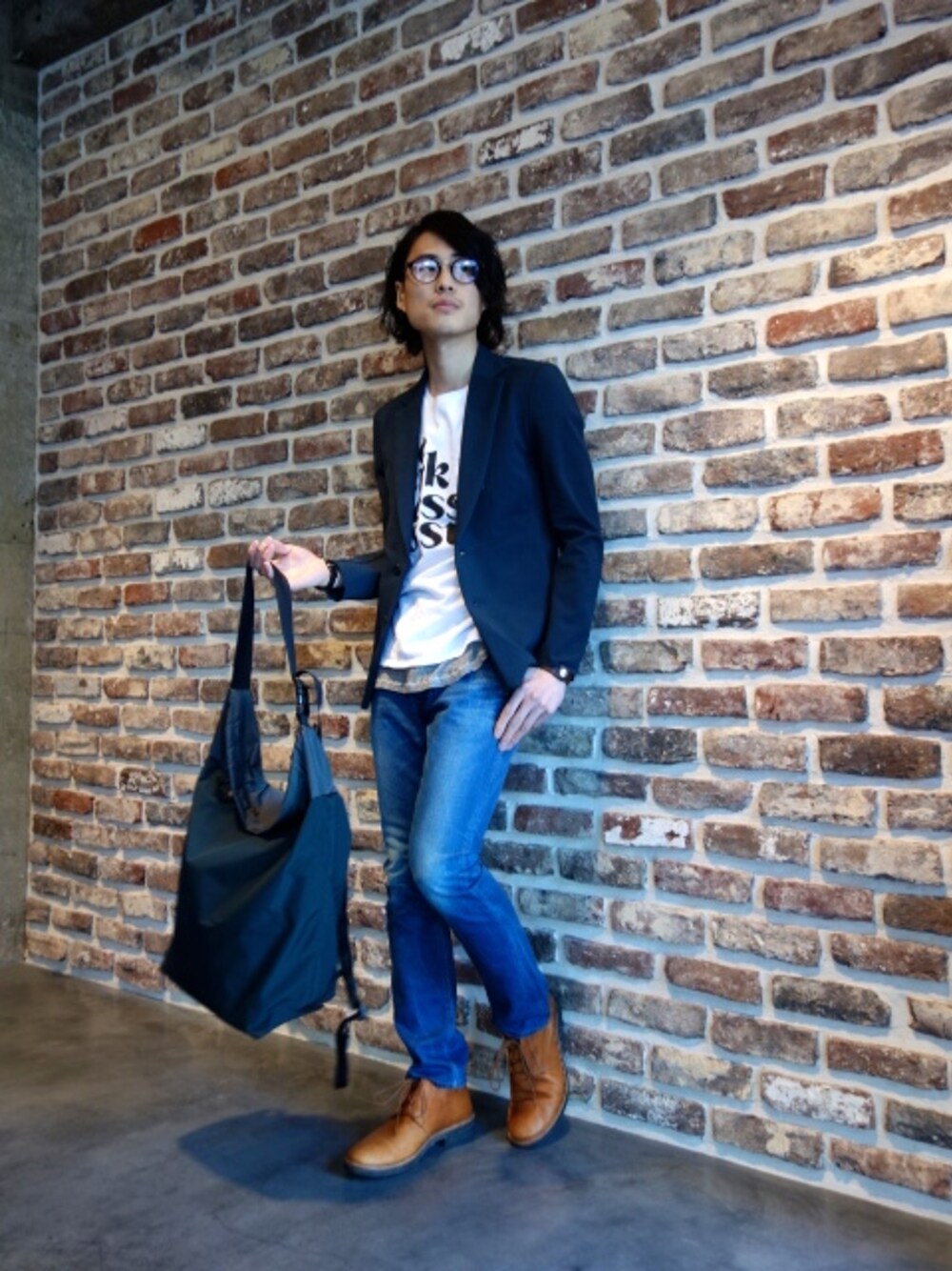 ブルー系のテーラードジャケット、ホワイト系のTシャツ/カットソー、ブルー系のデニムパンツを着用したメンズの春コーディネートの1枚目の写真