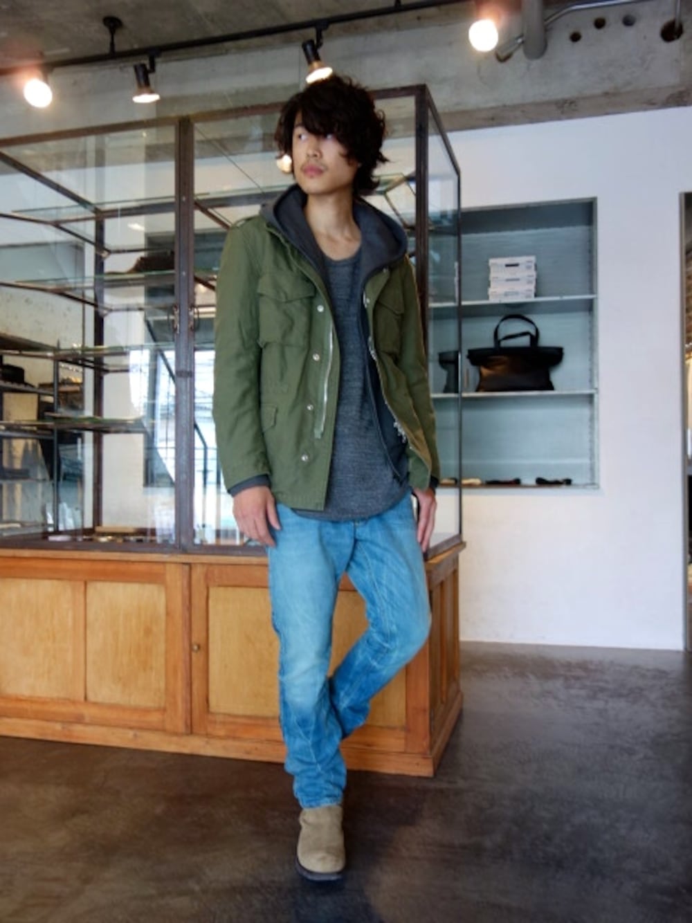 グリーン系のミリタリージャケット、グレー系のパーカー、グレー系のTシャツ/カットソーを着用したメンズの夏コーディネートの1枚目の写真