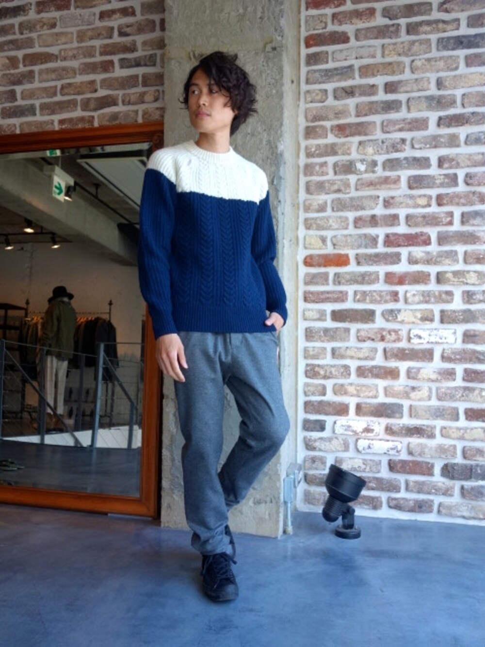 ブルー系のニット/セーター、グレー系のその他パンツ、ブラック系のスニーカーを着用したメンズの夏コーディネートの1枚目の写真