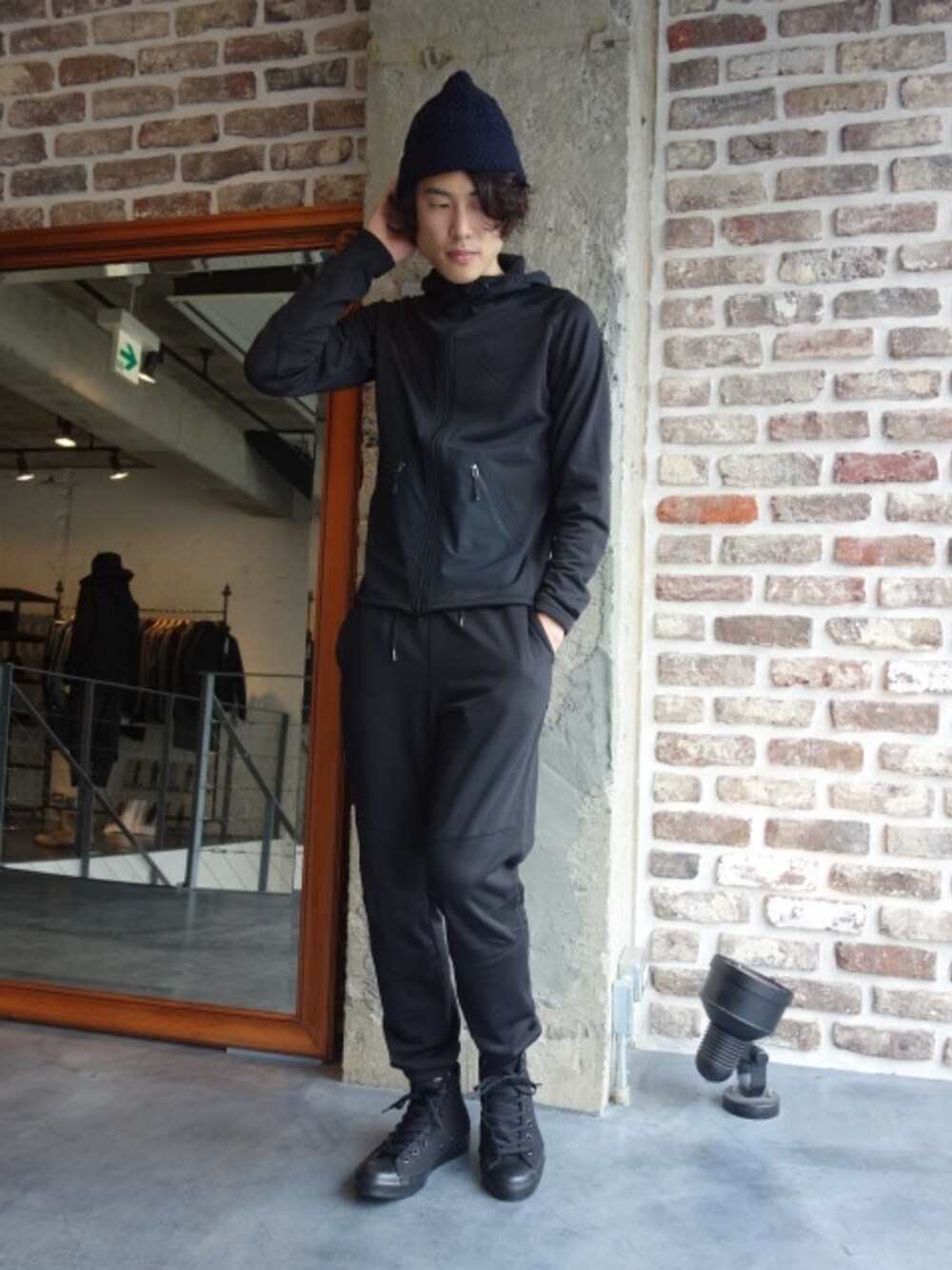 ブラック系のパーカー、ブラック系のその他パンツ、ブラック系のスニーカーを着用したメンズの秋コーディネートの1枚目の写真