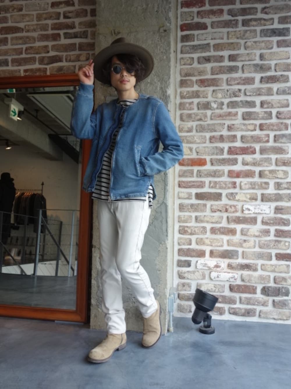 ブルー系のノーカラージャケット、グレー系のTシャツ/カットソー、ホワイト系のその他パンツを着用したメンズの秋コーディネートの1枚目の写真