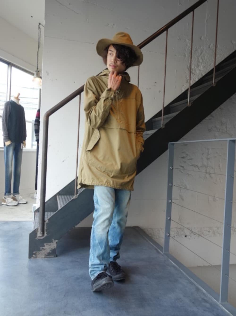 ベージュ系のブルゾン、パープル系のTシャツ/カットソー、ブルー系のデニムパンツを着用したメンズの秋コーディネートの1枚目の写真