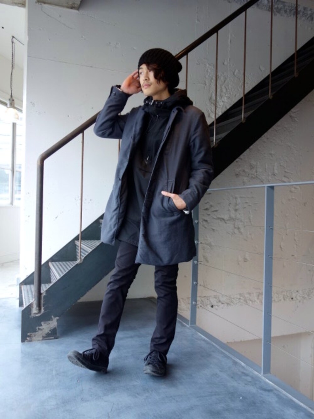 ブラック系のステンカラーコート、ブラック系のブルゾン、ブラック系のその他パンツを着用したメンズの秋コーディネートの1枚目の写真