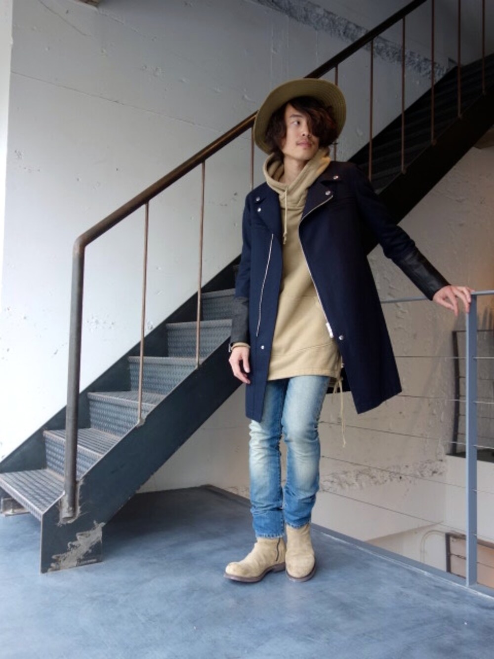 ブラック系のその他アウター、ベージュ系のパーカー、ブルー系のデニムパンツを着用したメンズの秋コーディネートの1枚目の写真