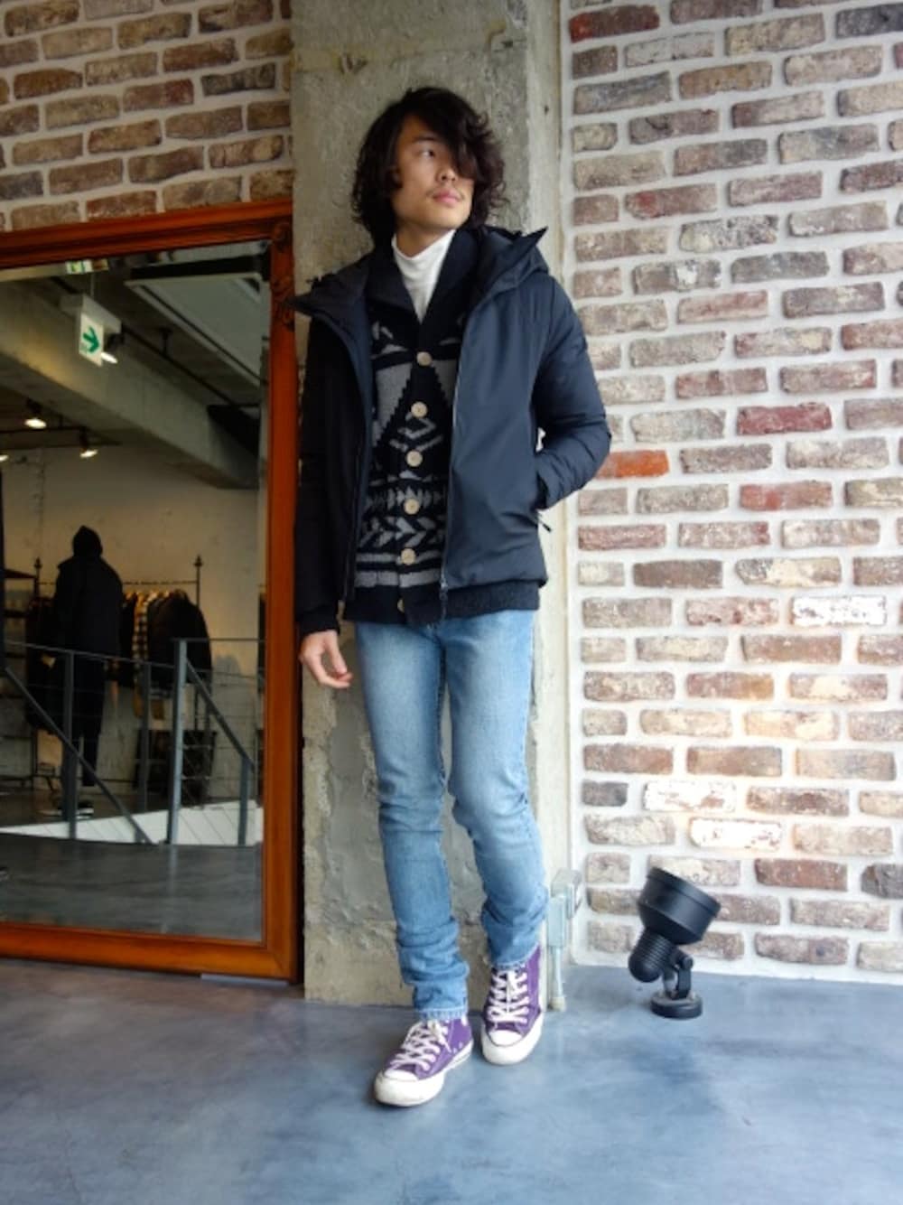 ブラック系のダウンジャケット/コート、ブラック系のカーディガン/ボレロ、ホワイト系のTシャツ/カットソーを着用したメンズの秋コーディネートの1枚目の写真