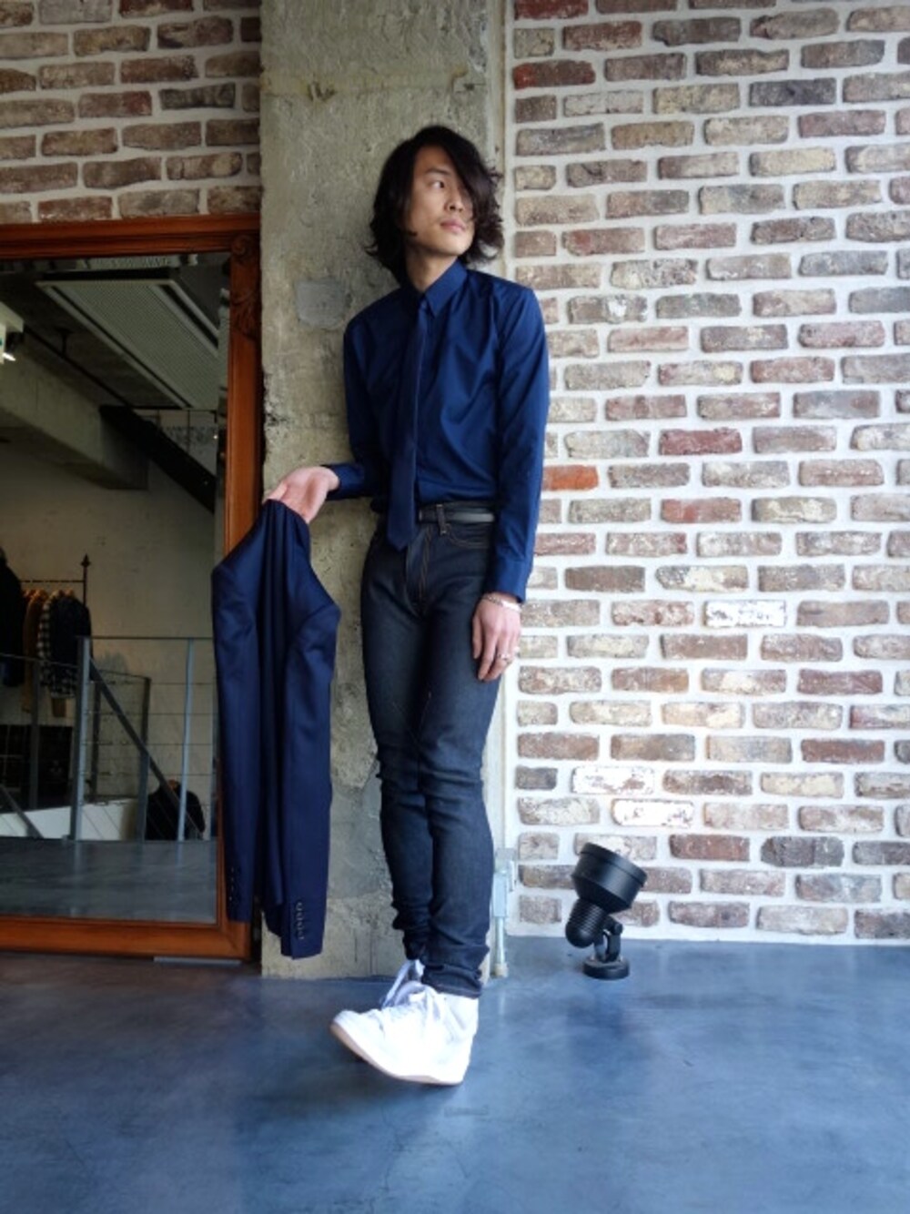 パープル系のテーラードジャケット、パープル系のネクタイ、パープル系のシャツ/ブラウスを着用したメンズの冬コーディネートの1枚目の写真