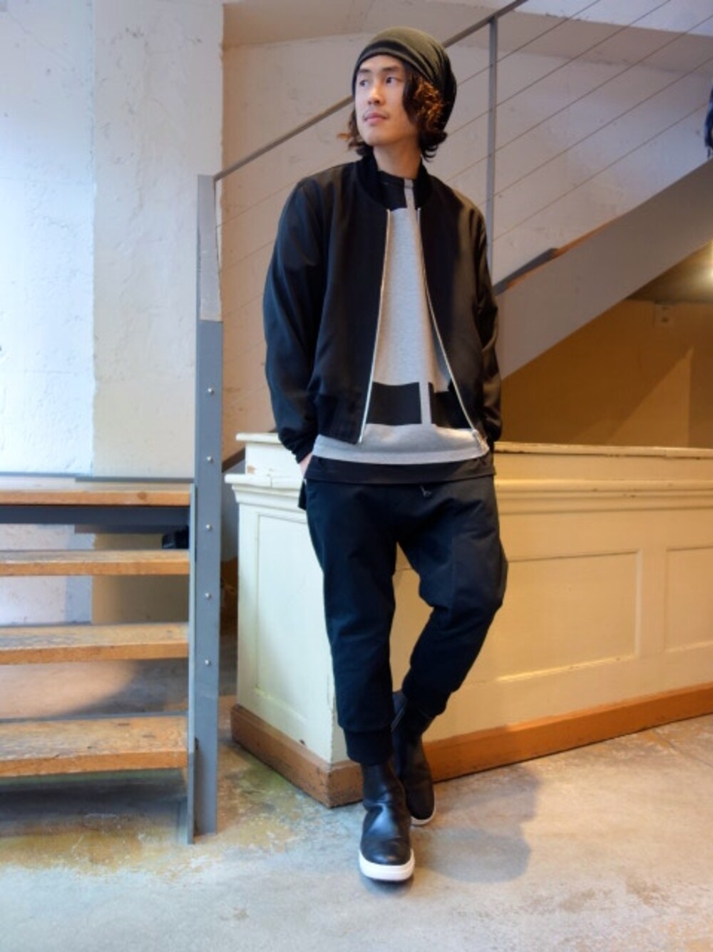 ブラック系のブルゾン、グレー系のTシャツ/カットソー、ブラック系のTシャツ/カットソーを着用したメンズの冬コーディネートの1枚目の写真