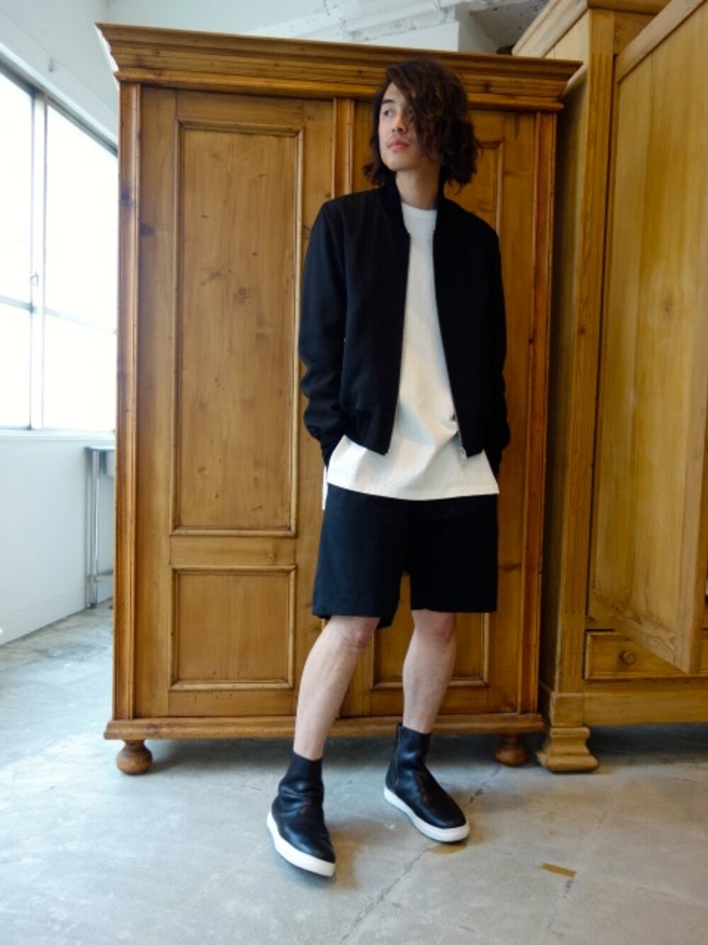 ブラック系のブルゾン、ホワイト系のTシャツ/カットソー、ブラック系のその他パンツを着用したメンズの冬コーディネートの1枚目の写真