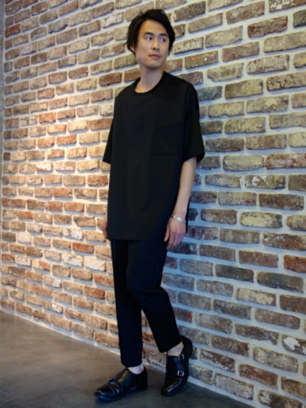 ブラック系のシャツ/ブラウス、ブラック系のその他パンツを着用したメンズの春コーディネートの1枚目の写真