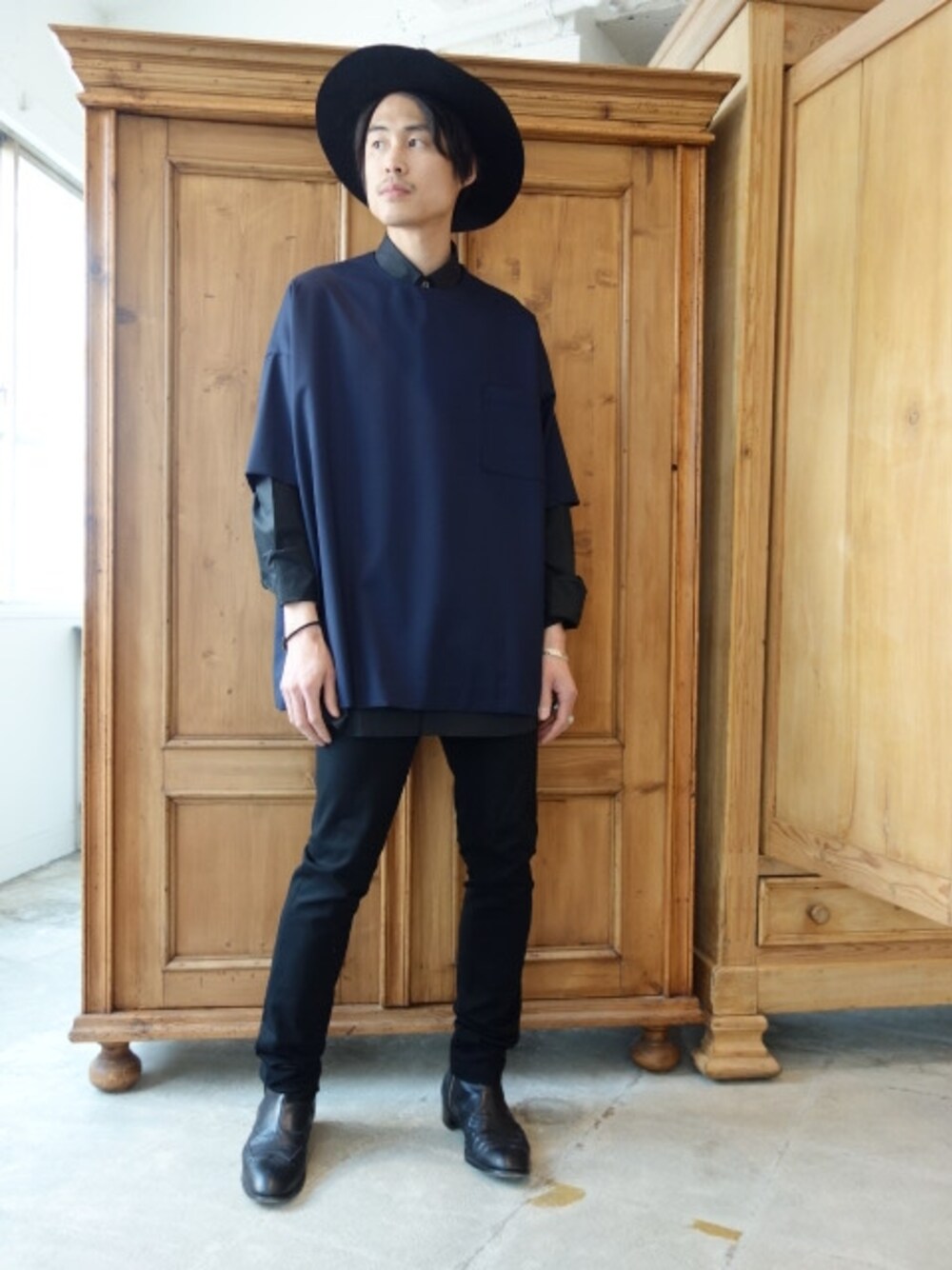 パープル系のシャツ/ブラウス、ブラック系のその他パンツを着用したメンズの春コーディネートの1枚目の写真