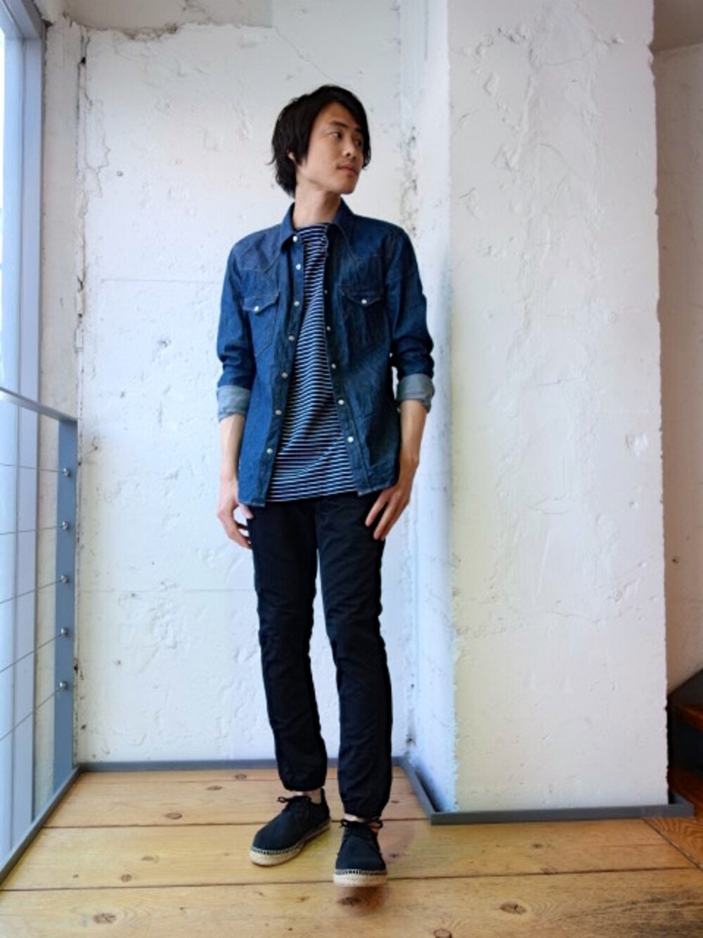 ブルー系のシャツ/ブラウス、ブルー系のTシャツ/カットソー、パープル系のその他パンツを着用したメンズの春コーディネートの1枚目の写真