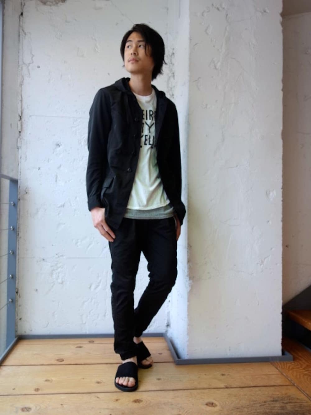 ブラック系のミリタリージャケット、ホワイト系のTシャツ/カットソー、ブラック系のその他パンツを着用したメンズの春コーディネートの1枚目の写真