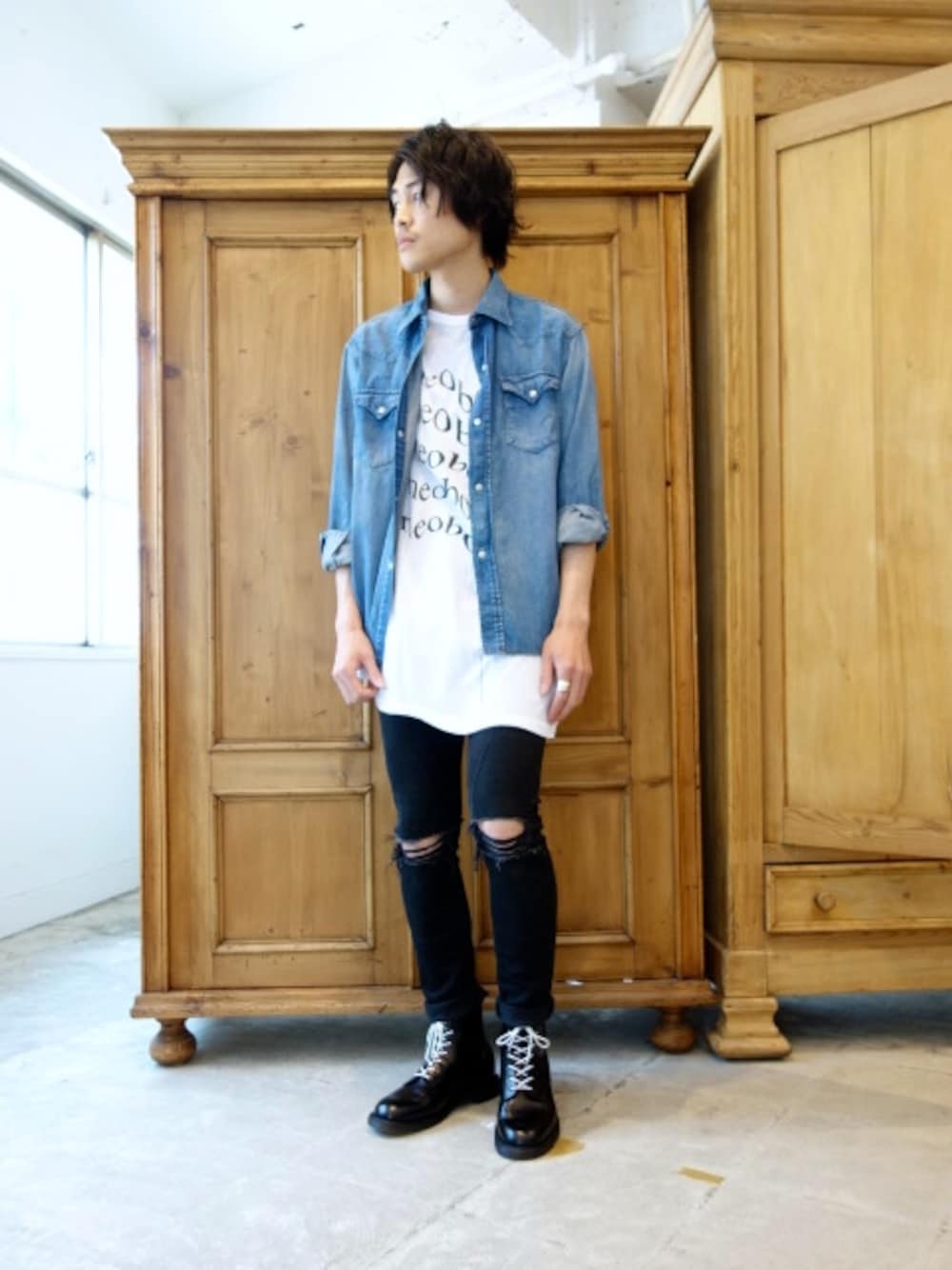 ブルー系のシャツ/ブラウス、ホワイト系のTシャツ/カットソー、ブラック系のブーツを着用したメンズの春コーディネートの1枚目の写真