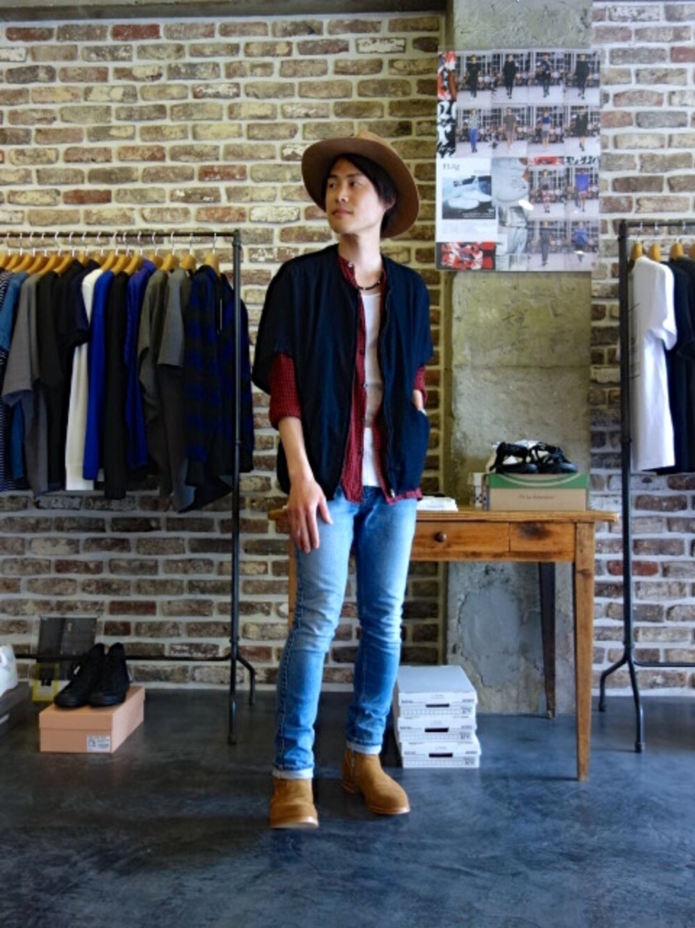 ブルー系のシャツ/ブラウス、レッド系のシャツ/ブラウス、ブルー系のデニムパンツを着用したメンズの夏コーディネートの1枚目の写真