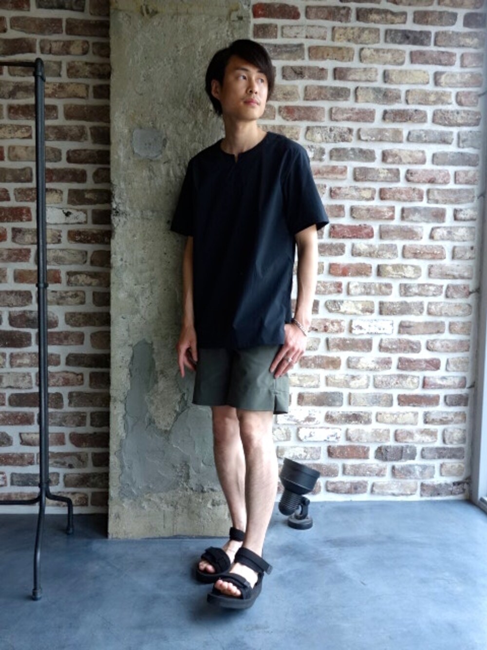 ブラック系のシャツ/ブラウス、グリーン系のその他パンツ、ブラック系のサンダルを着用したメンズの夏コーディネートの1枚目の写真