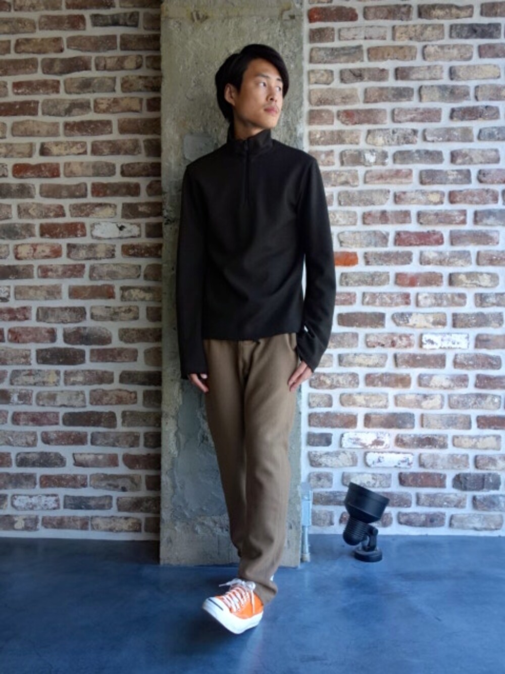 ブラウン系のニット/セーター、ベージュ系のその他パンツを着用したメンズの夏コーディネートの1枚目の写真