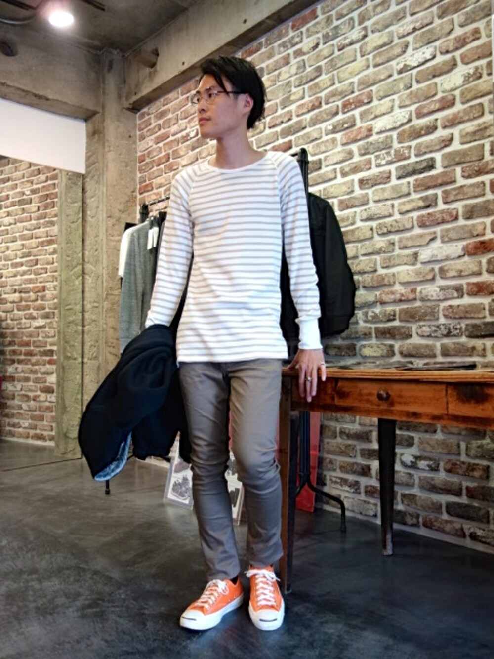 ベージュ系のTシャツ/カットソー、ベージュ系のその他パンツを着用したメンズの秋コーディネートの1枚目の写真