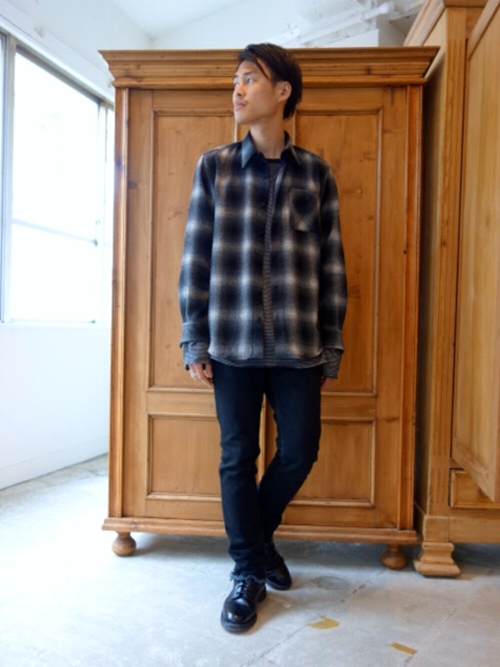 ブラック系のシャツ/ブラウス、ブラック系のTシャツ/カットソーを着用したメンズの秋コーディネートの1枚目の写真