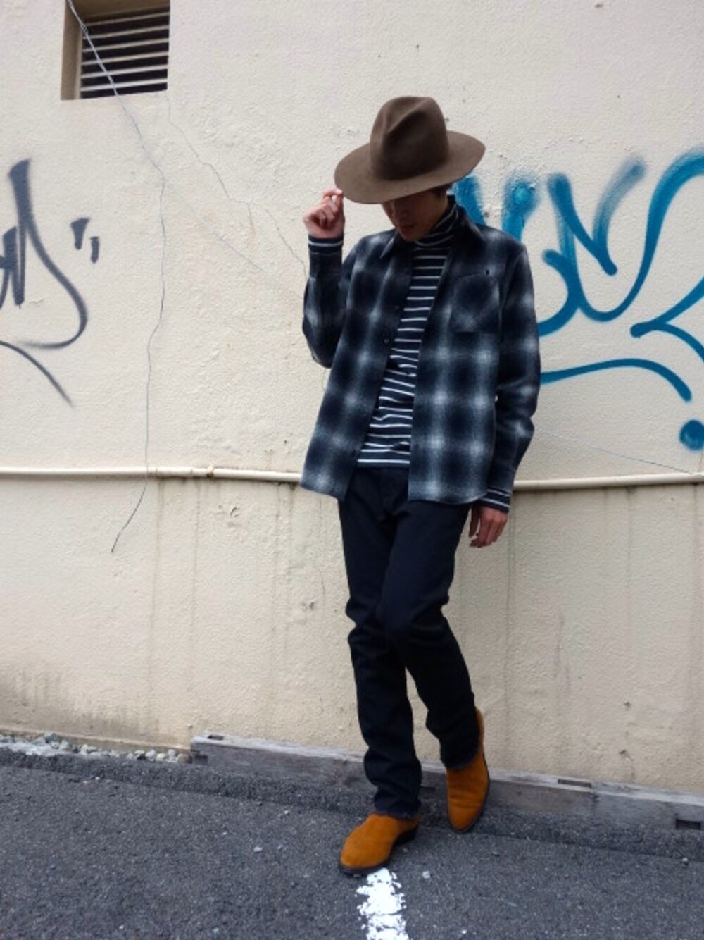 ブラック系のシャツ/ブラウス、ブラック系のTシャツ/カットソーを着用したメンズの秋コーディネートの1枚目の写真