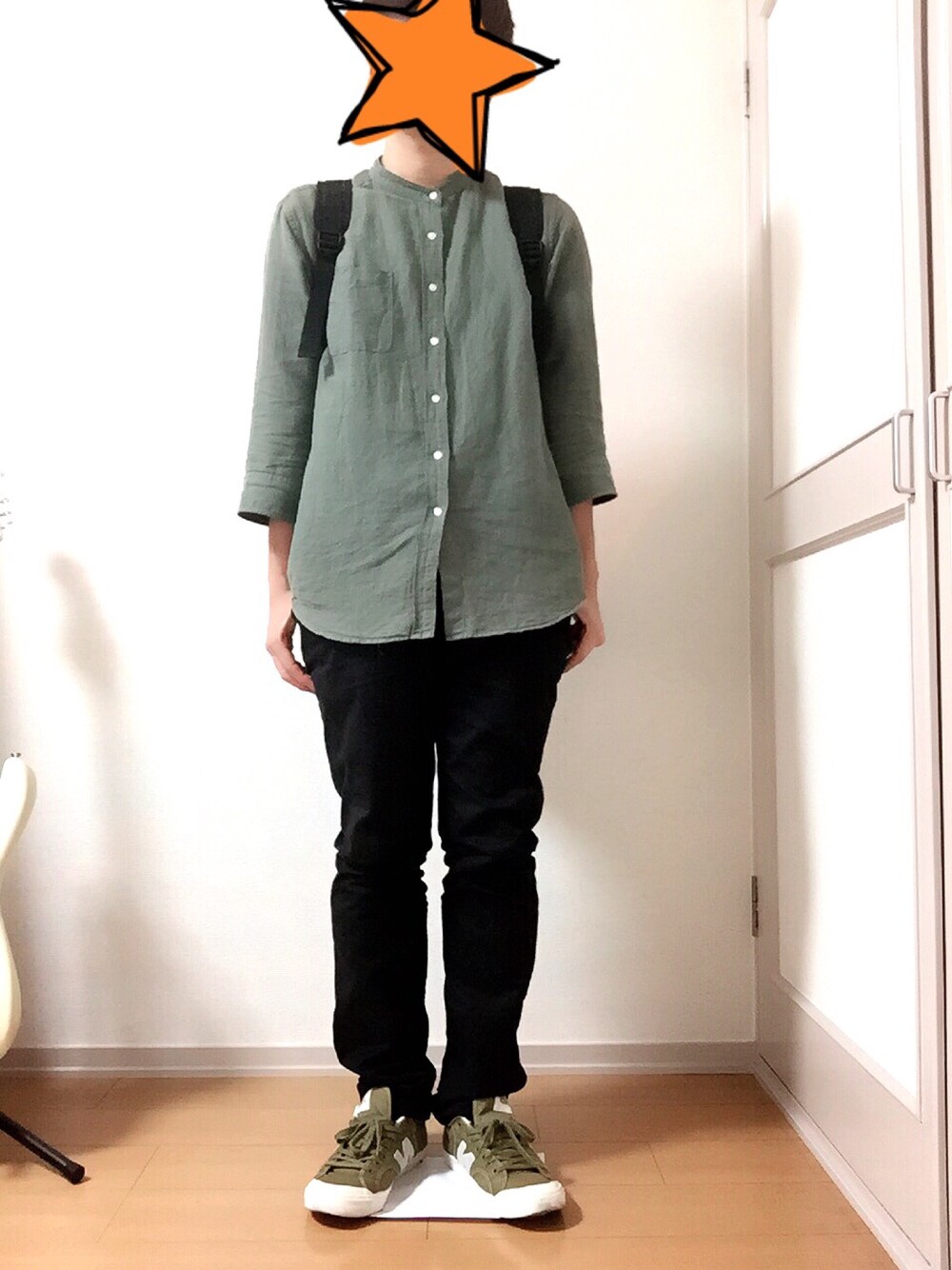 「リュックコーデ」｜「GUの（GU）レギュラーフィットチノＡ（パンツ、ブラック系）」を使った、すーぎさん（メンズ・170cm）の春コーディネートの1枚目の写真