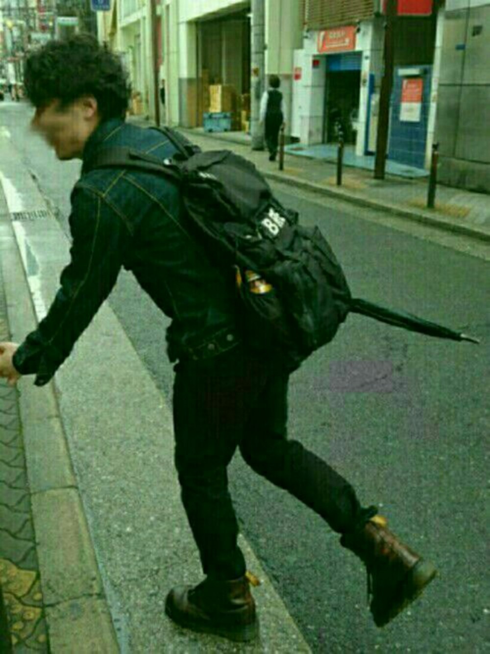 「日常」｜「levisのアイテム（デニムジャケット、ブルー系）」を使った、afrobuggさん（メンズ・172cm）の春コーディネートの1枚目の写真