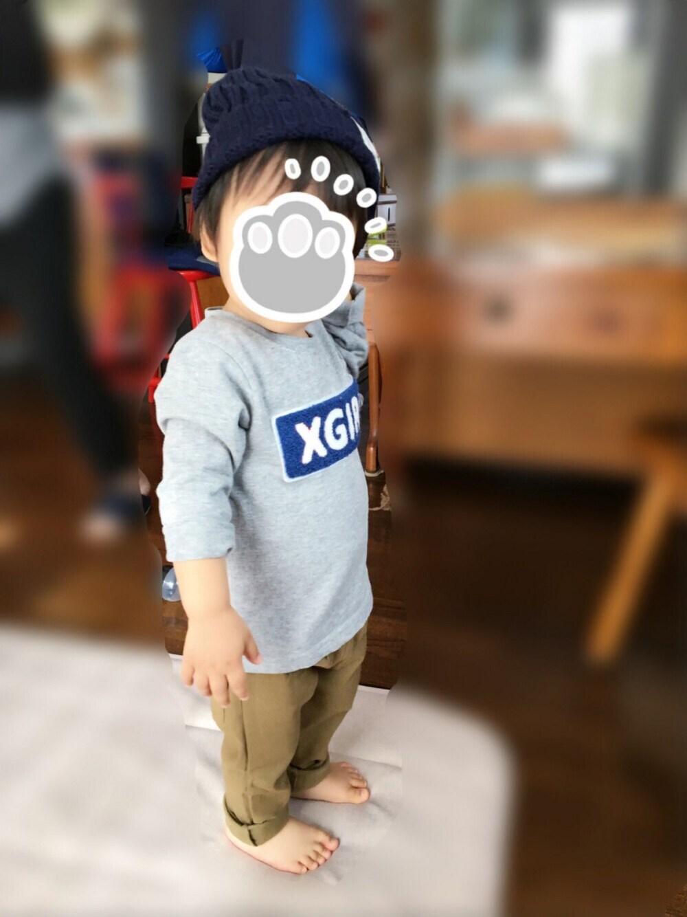 グレー系のTシャツ/カットソー、ブラウン系のその他パンツ、ブルー系のニットキャップ/ビーニーを着用したキッズの秋コーディネートの1枚目の写真