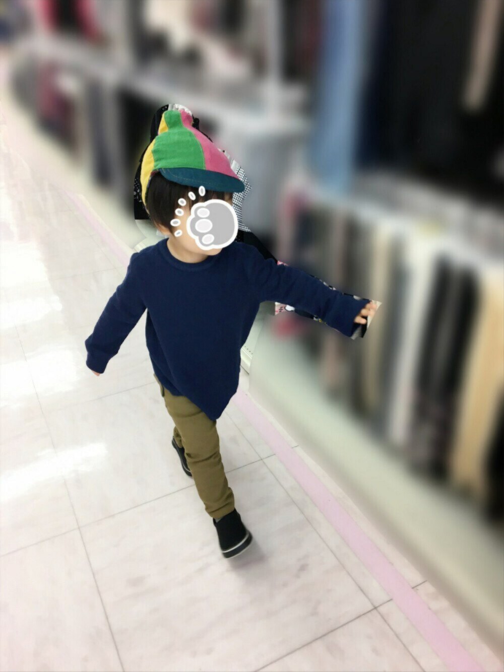 「秋のコーデ、シンプル、男の子、キッズ、おとこのこ、チノパン、babygap、1歳、スリッポン」｜「babyGAPのアイテム（Tシャツ/カットソー、ブルー系）」を使った、fujimaruさん（キッズ・80cm）の秋コーディネートの1枚目の写真