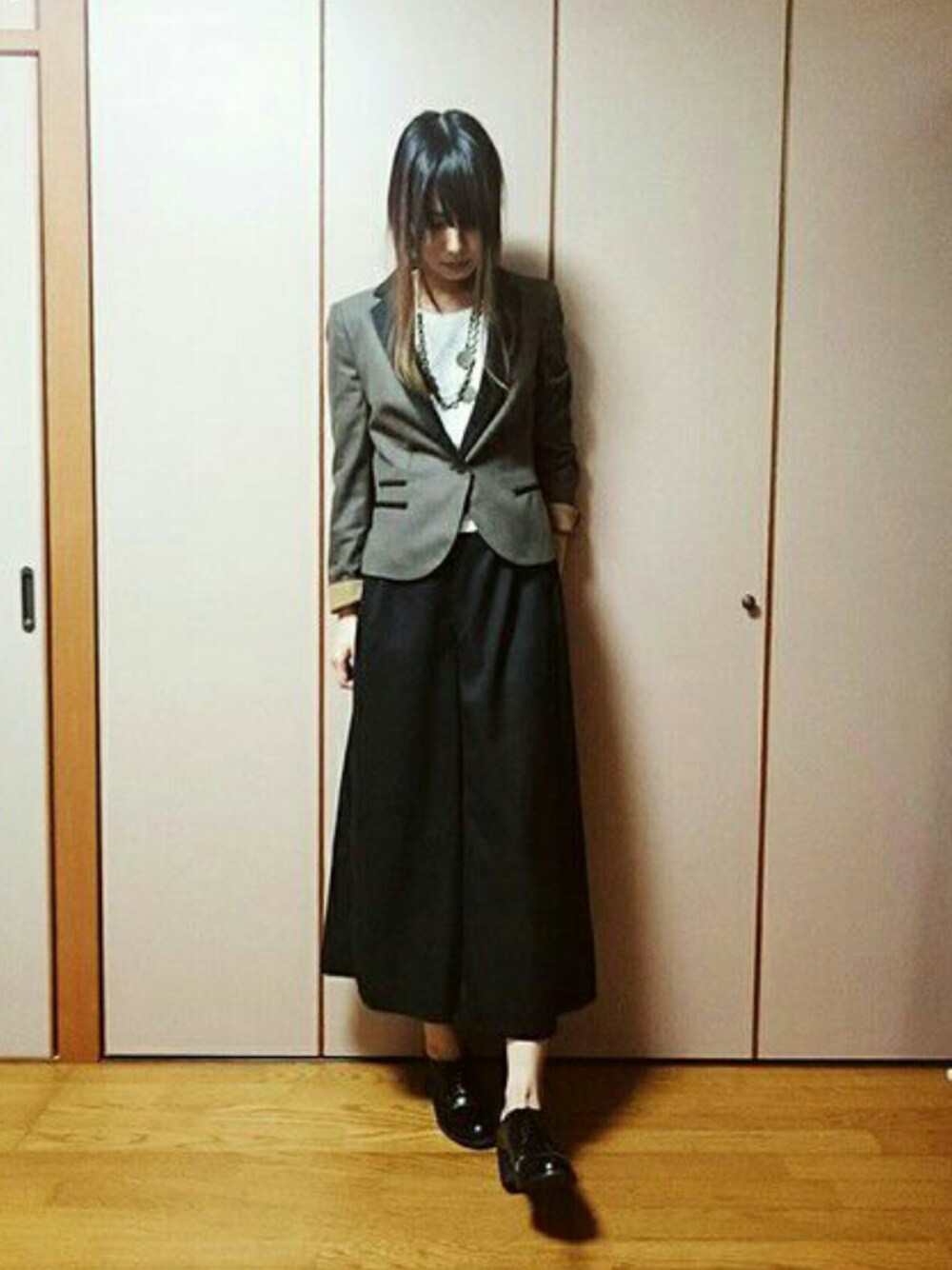 ブラウン系のテーラードジャケット、ブラック系のドレスシューズ、ホワイト系のTシャツ/カットソーを着用したレディースの冬コーディネートの1枚目の写真