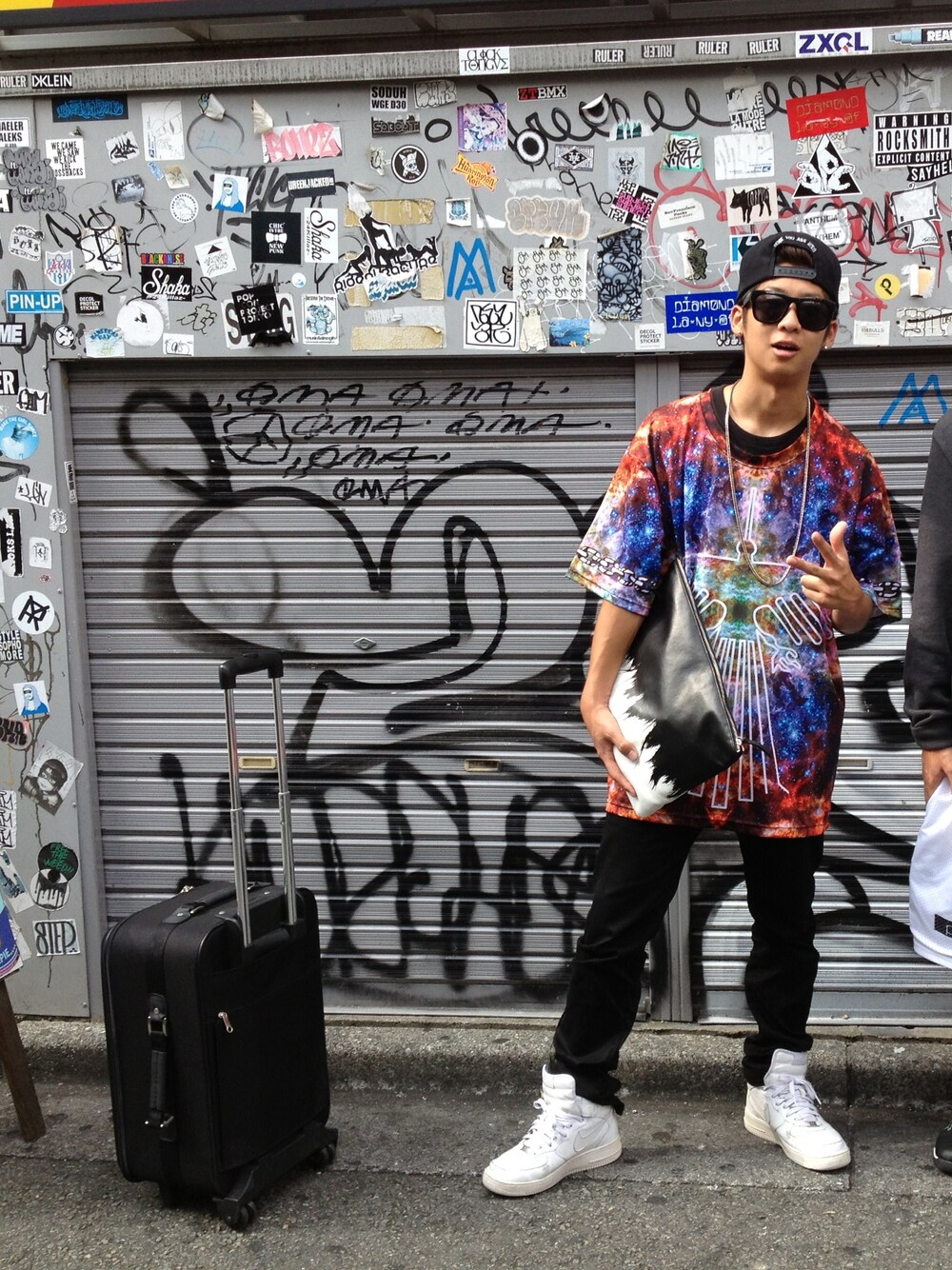 その他のTシャツ/カットソーを着用したメンズの春コーディネートの1枚目の写真