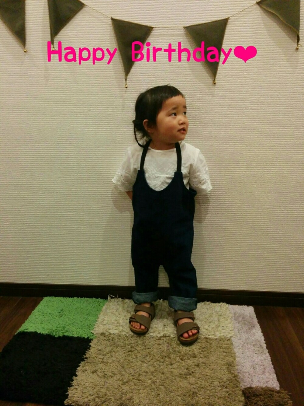 ホワイト系のシャツ/ブラウス、ブルー系のつなぎ/オールインワン、ブラウン系のサンダルを着用したキッズの春コーディネートの1枚目の写真