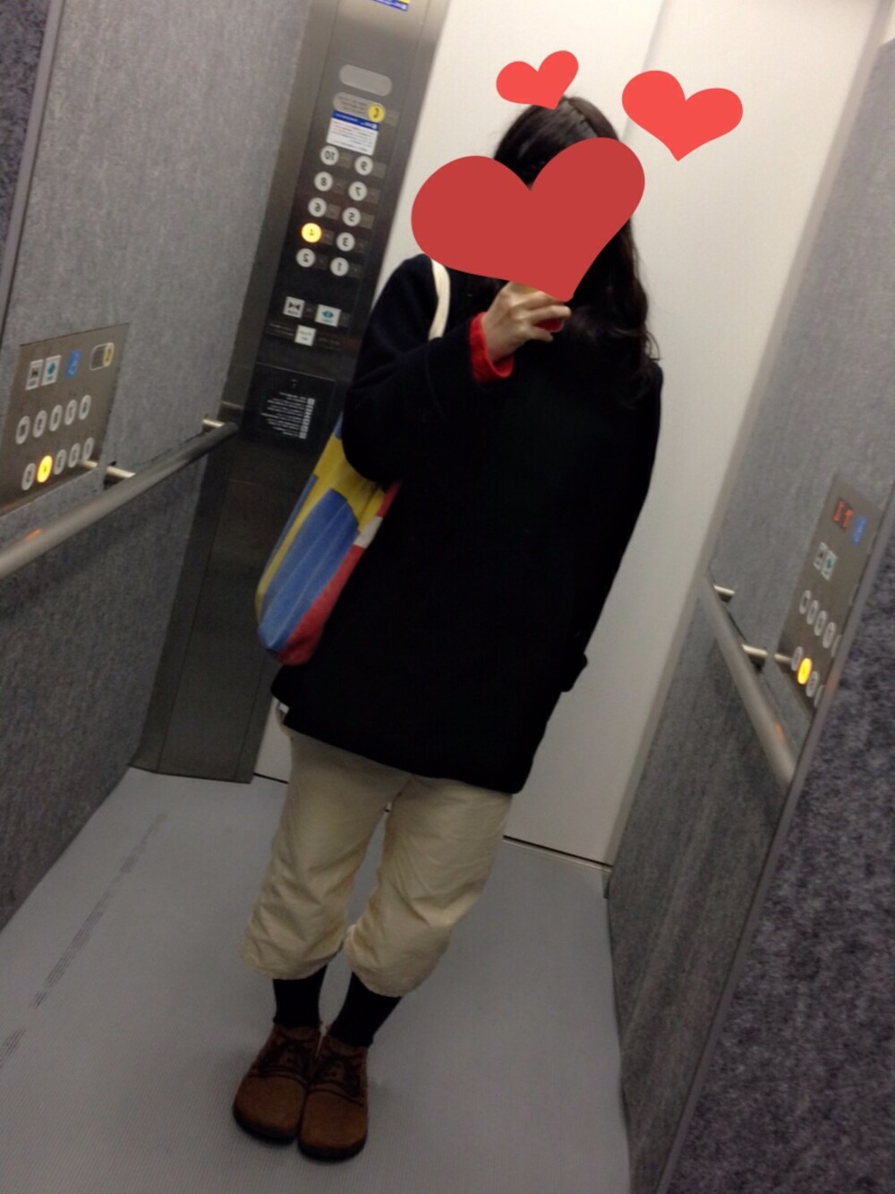 ブラック系のその他アウター、ホワイト系のその他パンツ、その他のトートバッグを着用したレディースの冬コーディネートの1枚目の写真