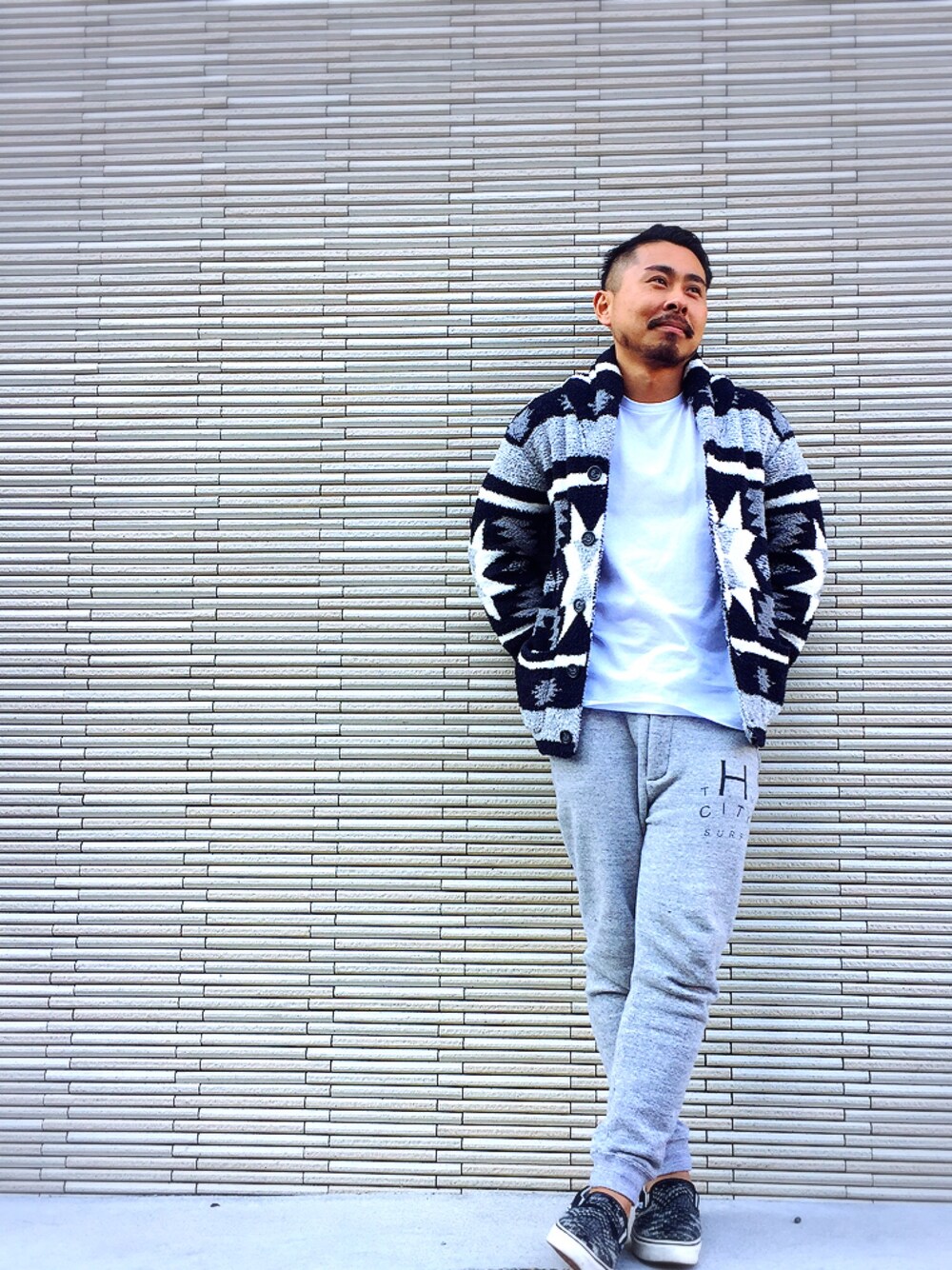「ジェル、日サロ、パックTシャツ、オトナカジュアル、冬、スウェット、VANS」｜「BEAMSのアイテム（カーディガン/ボレロ、グレー系）」を使った、s.higashiuraさん（メンズ・171cm）の冬コーディネートの1枚目の写真