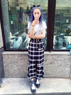 「NIXON（ニクソン）のアイテム（アナログ腕時計、ゴールド系）」を使った、戴宜庭さん（レディース）の夏コーディネート