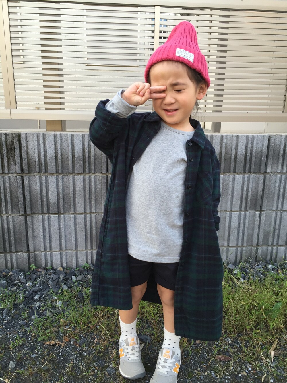 「キッズコーデ、無印良品、x-girl、MILKFED.、シャツワンピ、New Balance、シャツスタイル」｜「X-girl StagesのSOLID L/S TOP （4T～7T）（Tシャツ/カットソー、グレー系）」を使った、yu----miiさん（キッズ・100cm）の秋コーディネートの1枚目の写真