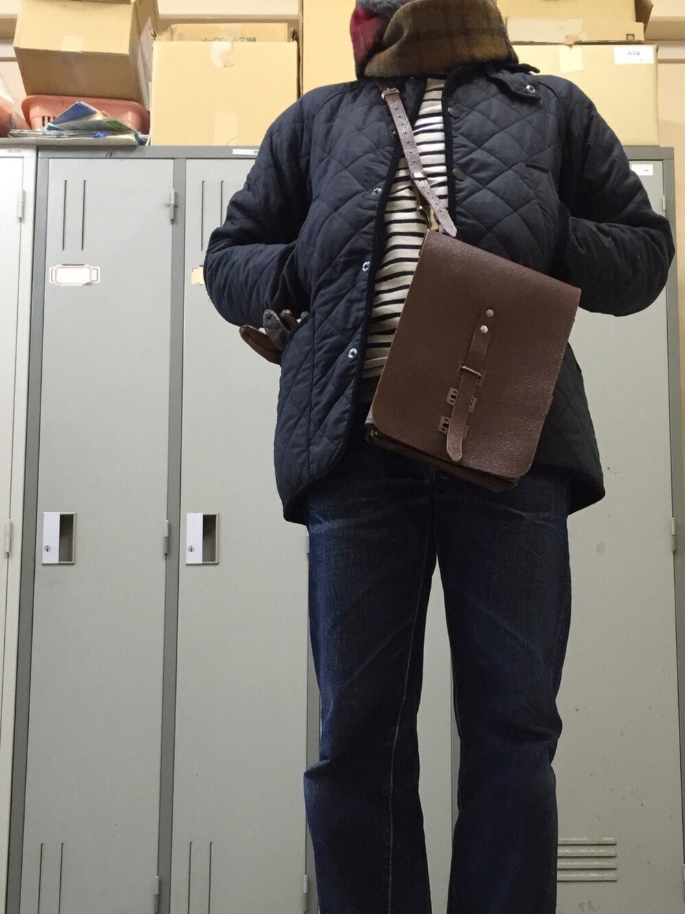 「デニム、白スニーカー、バブアー、WEARパパ部」｜「Barbourのアイテム（ジャケット/アウター、ブルー系）」を使った、moooonさん（メンズ・165cm）の冬コーディネートの1枚目の写真