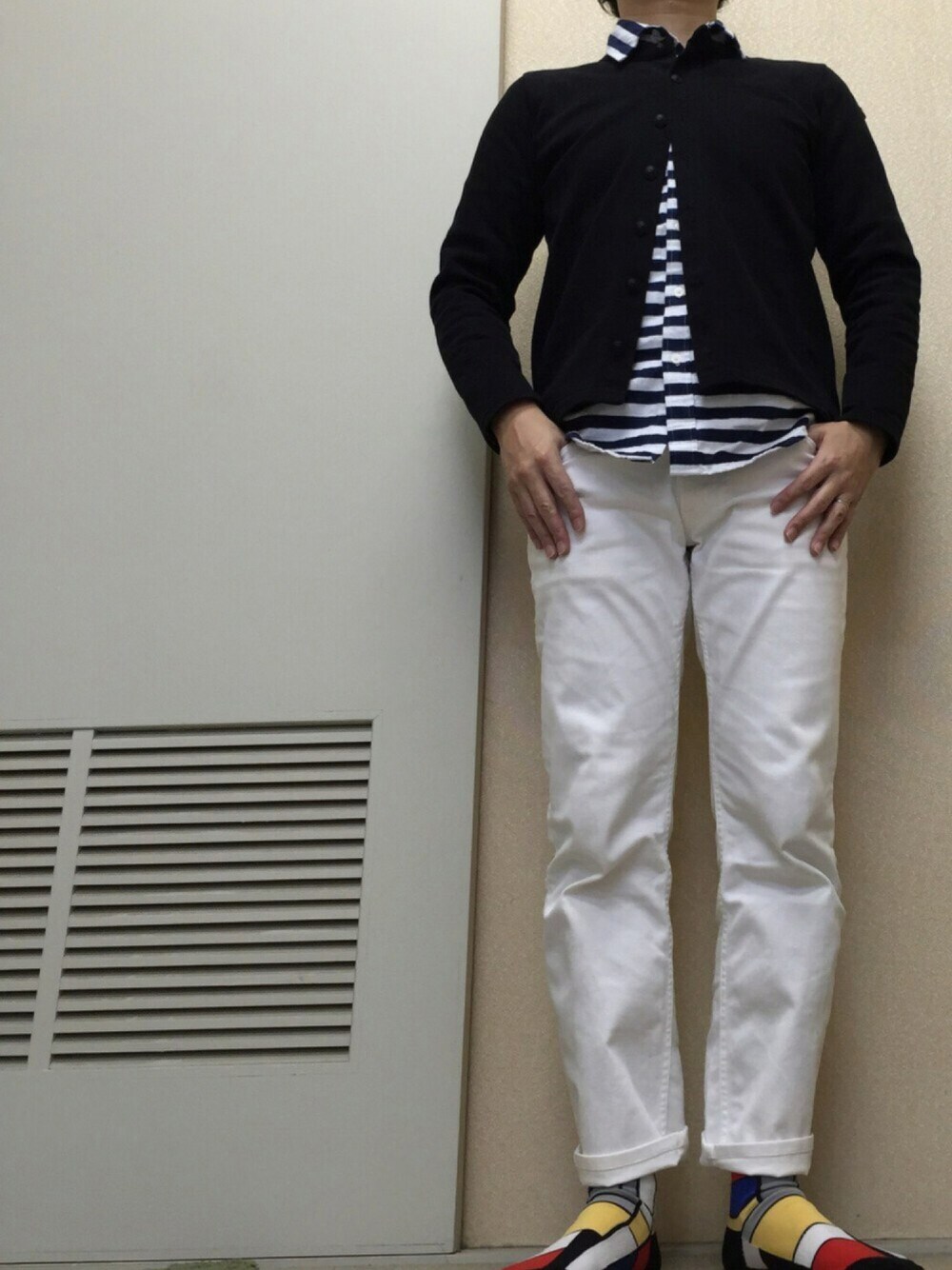 「カジュアル、白パンツ、カーディガン、WEARパパ部、ストライプシャツ」｜「LEMINORのアイテム（カーディガン/ボレロ、ブラック系）」を使った、moooonさん（メンズ・165cm）の冬コーディネートの1枚目の写真