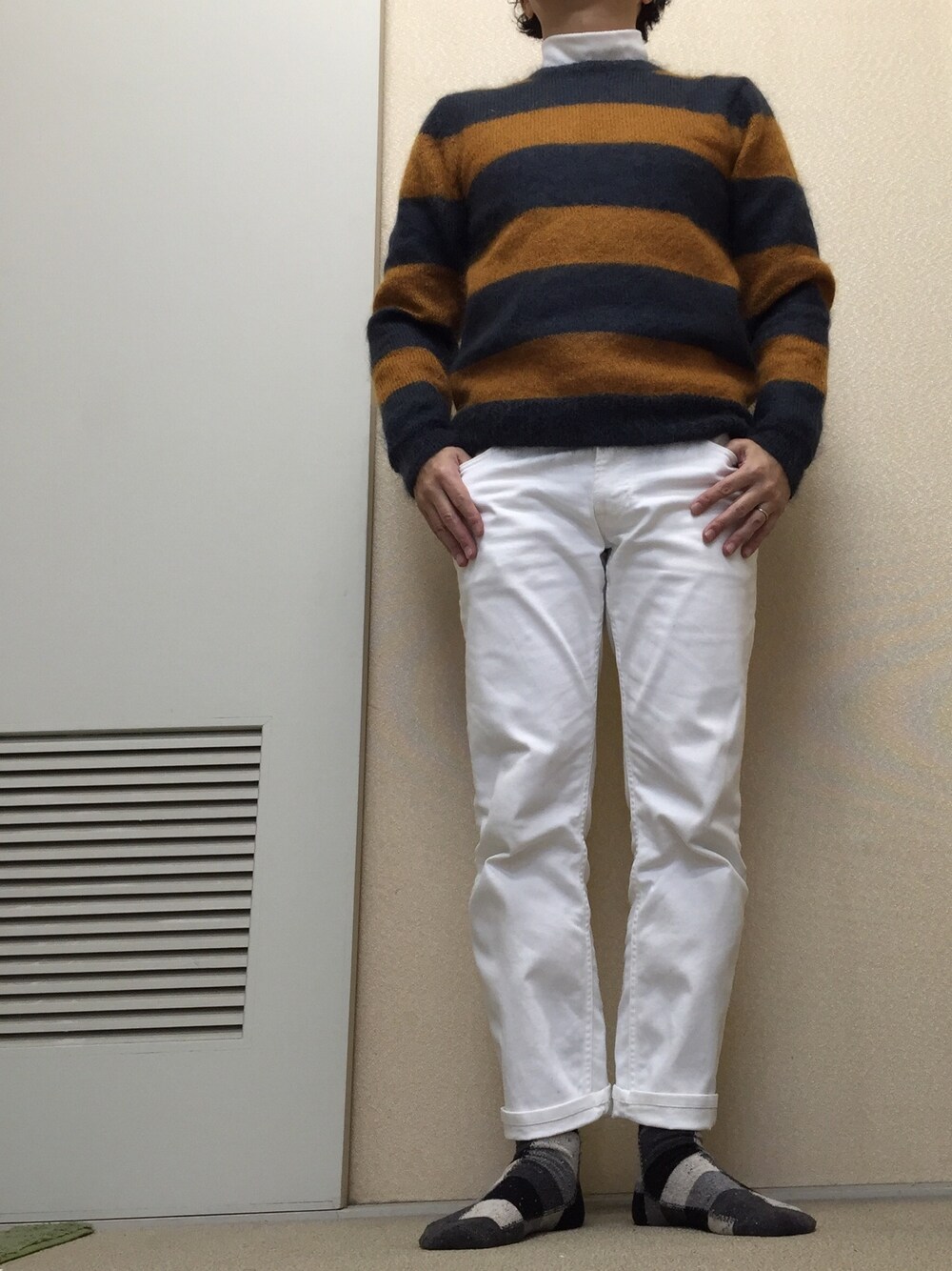 「ニット、ボーダー、白パンツ、WEARパパ部」｜「UNIQLOのアイテム（トップス、ホワイト系）」を使った、moooonさん（メンズ・165cm）の冬コーディネートの1枚目の写真