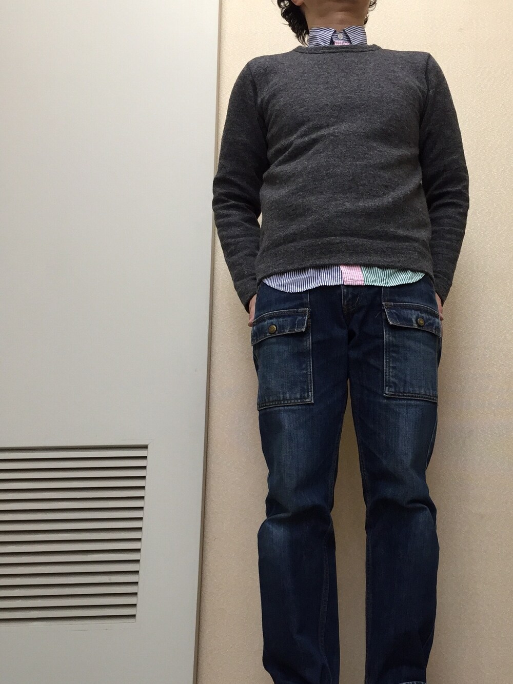 「ブッシュパンツ、白スニーカー、シャツスタイル、WEARパパ部」｜「MARGARET HOWELLのアイテム（ニット/セーター、グレー系）」を使った、moooonさん（メンズ・165cm）の冬コーディネートの1枚目の写真