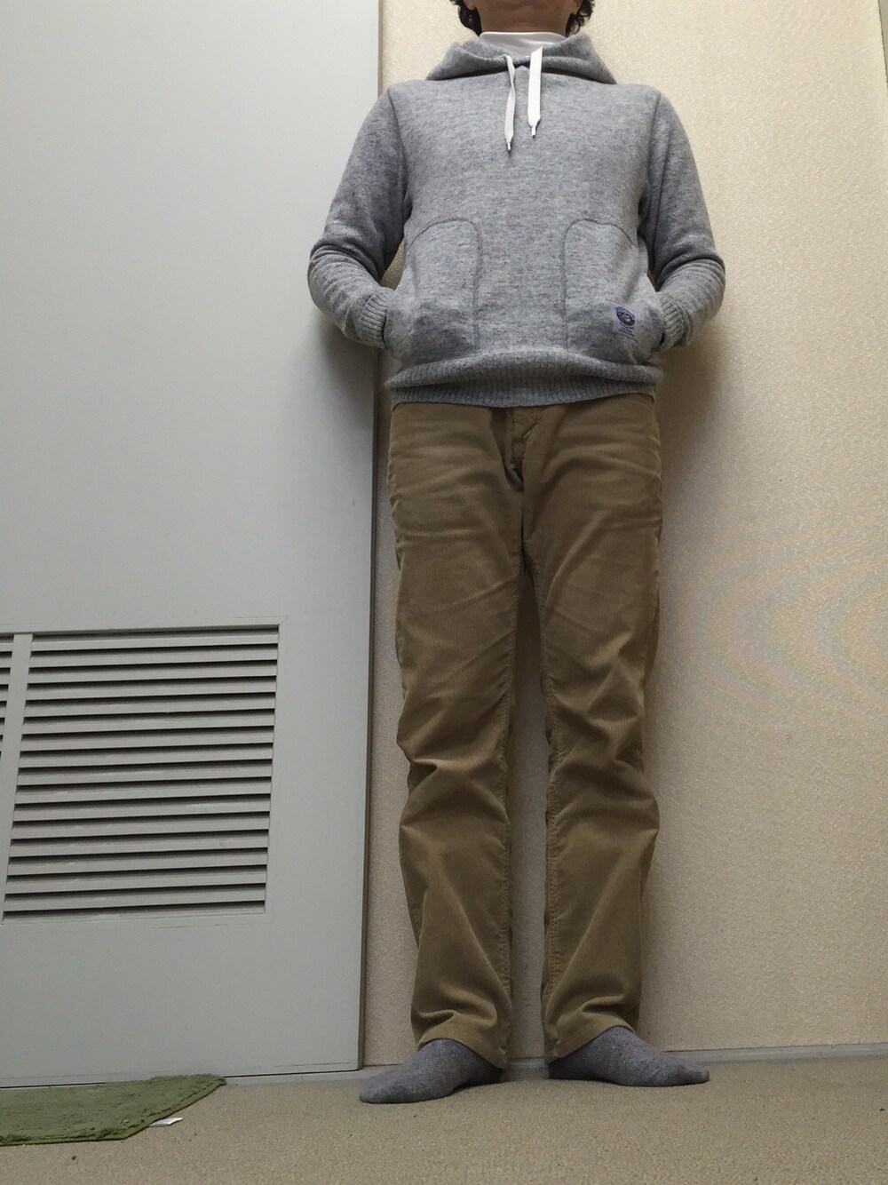 「パーカー、白スニーカー、コーデュロイパンツ、WEARパパ部」｜「UNIQLOのアイテム（その他トップス、ホワイト系）」を使った、moooonさん（メンズ・165cm）の冬コーディネートの1枚目の写真