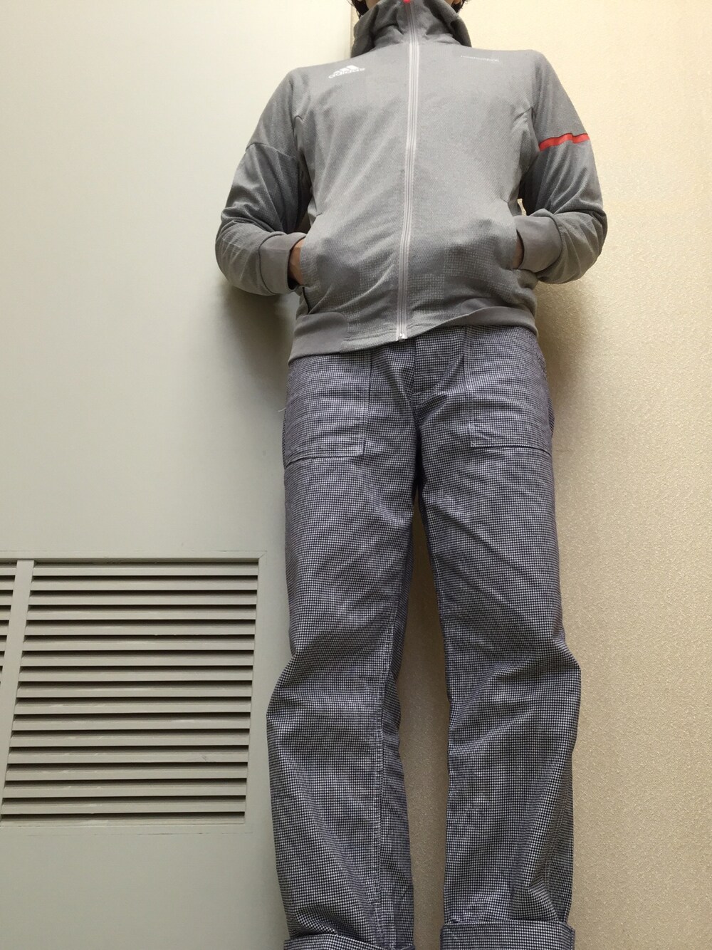 「パーカー、チェックパンツ、春コーデ、WEARパパ部」｜「adidasのアイテム（パーカー、グレー系）」を使った、moooonさん（メンズ・165cm）の春コーディネートの1枚目の写真