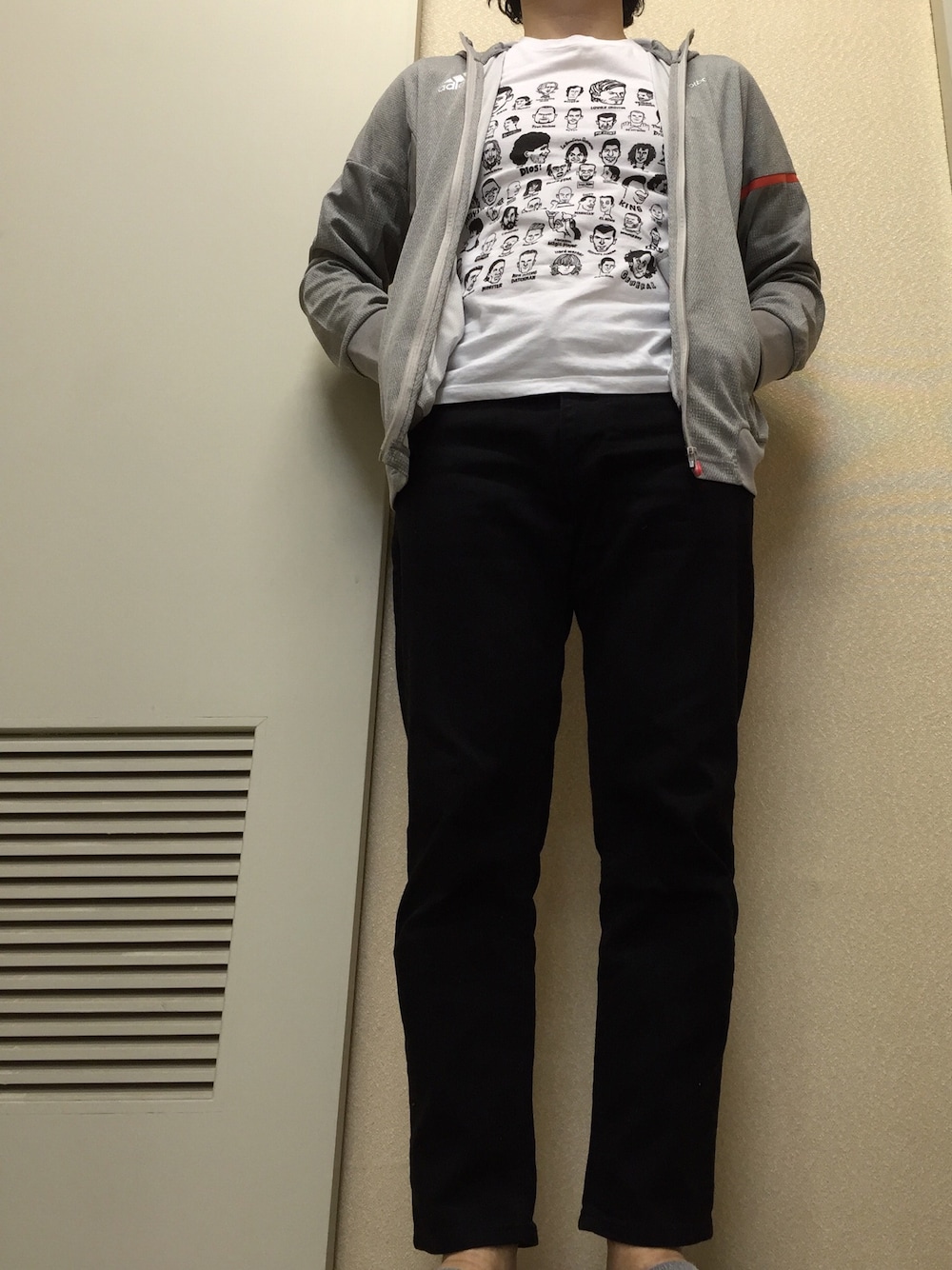 「白Tシャツ、パーカー、黒パンツ、WEARパパ部」｜「JUNMENのアイテム（Tシャツ/カットソー、ホワイト系）」を使った、moooonさん（メンズ・165cm）の春コーディネートの1枚目の写真