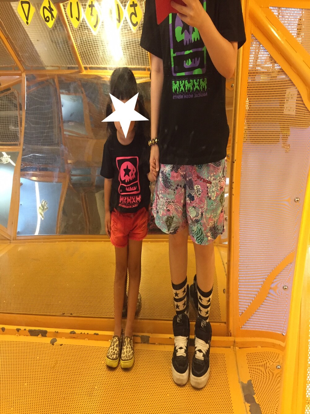 「おそろいコーデ、親子コーデ、親子でおそろい、黒Tシャツ、マジカルモッシュミスフィッツ、ハーフパンツ、VANS、ハーフキャブ、詐欺写」｜「MAGICAL MOSH MISFITSのアイテム（Tシャツ/カットソー、ブラック系）」を使った、てとてさん（レディース・159cm）の秋コーディネートの1枚目の写真