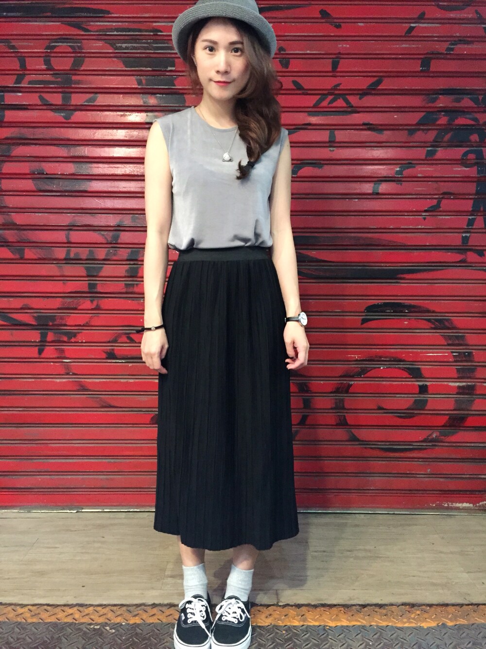 「space 、constant」｜「VANSのアイテム（その他シューズ、ブラック系）」を使った、Lauraさん（レディース・155cm）の春コーディネートの1枚目の写真