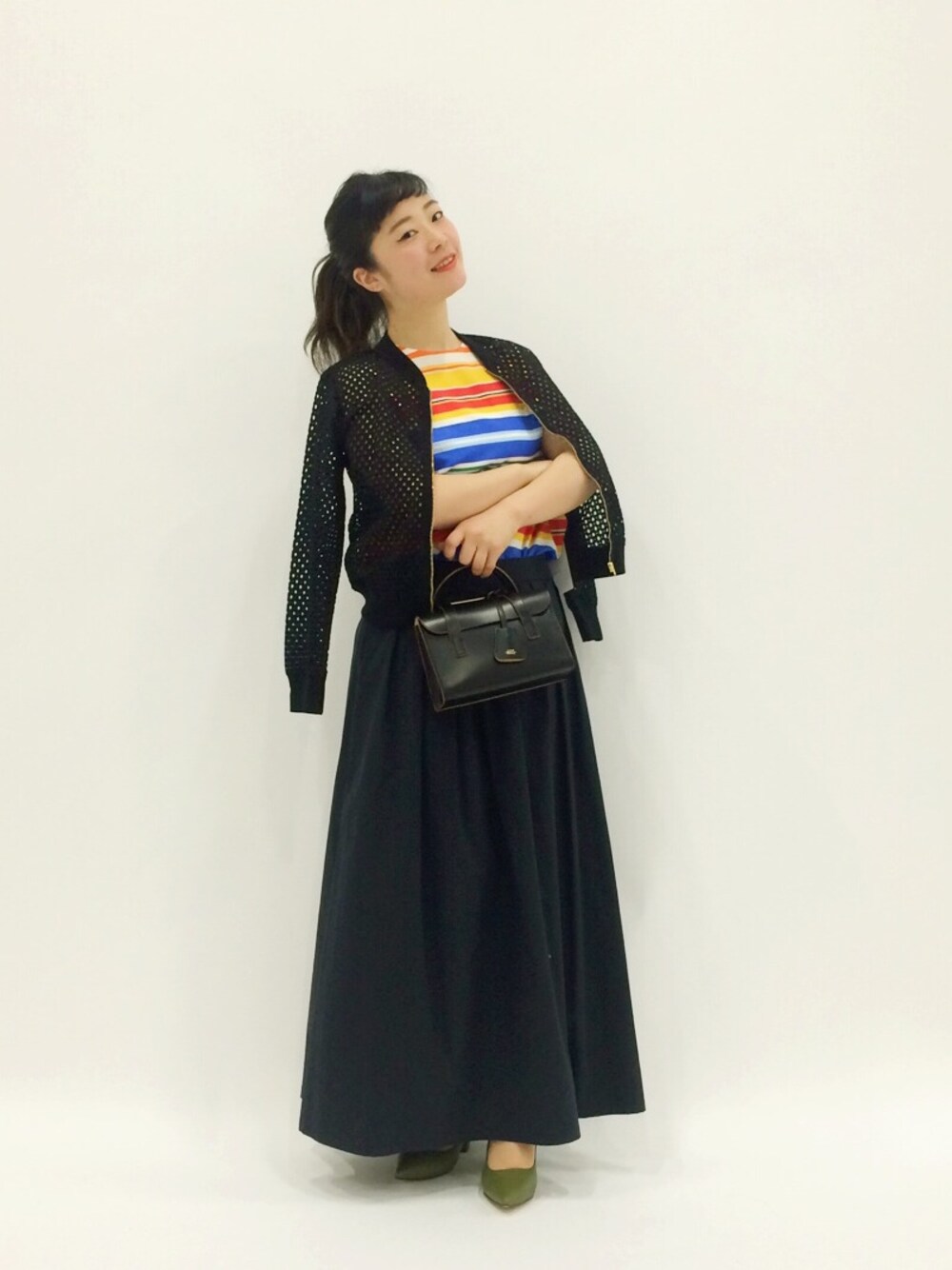 「ブルゾン、パンプス、カラフル、ヒール、ロングスカート、透けトップス、カラフルボーダー」｜「ICBのCotton Typewriter スカート（スカート、ブルー系）」を使った、クボヤさん（レディース・157cm）の春コーディネートの1枚目の写真