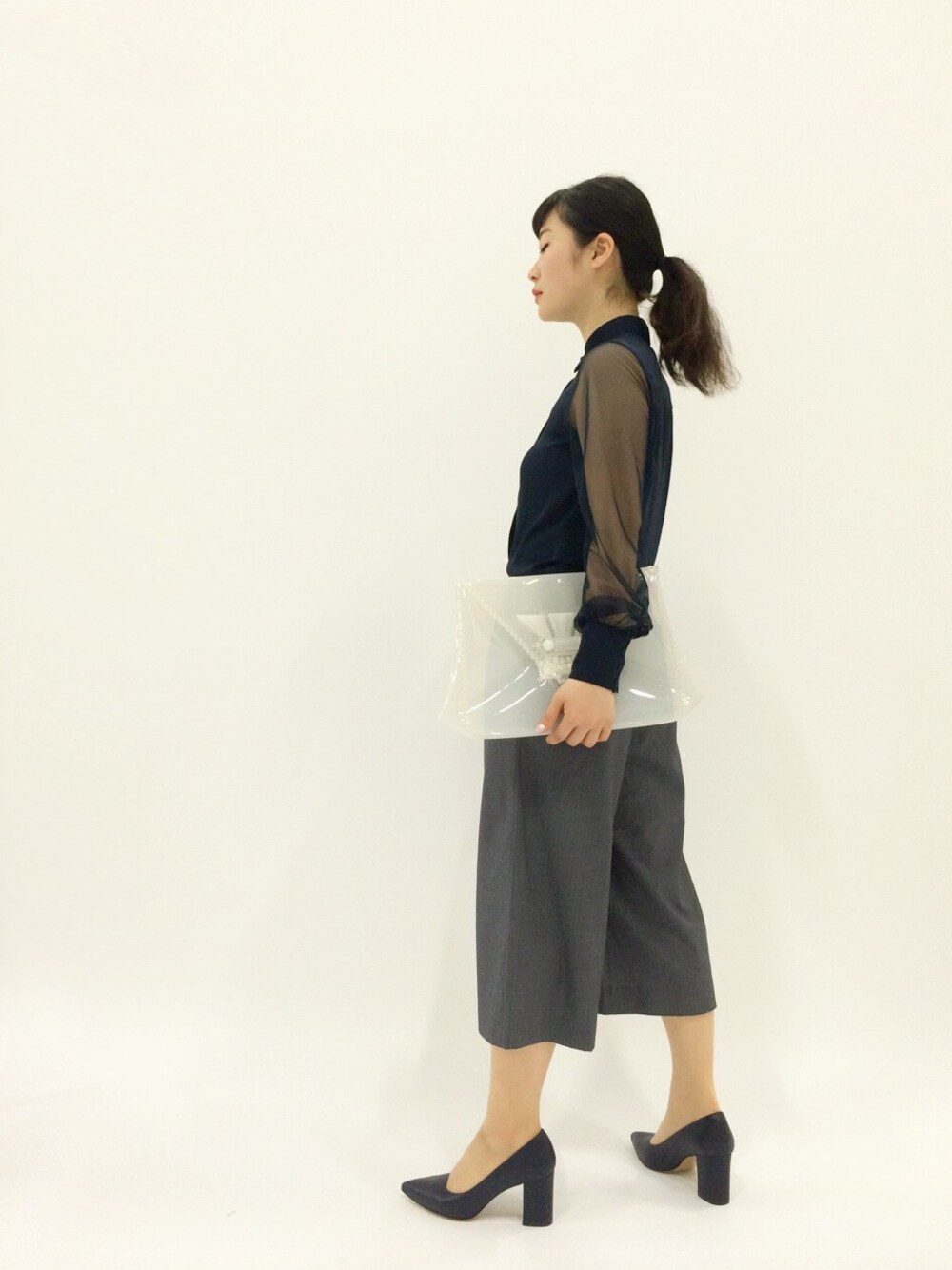 グレー系のその他パンツ、ブルー系のシャツ/ブラウス、ブルー系のパンプスを着用したレディースの春コーディネートの1枚目の写真