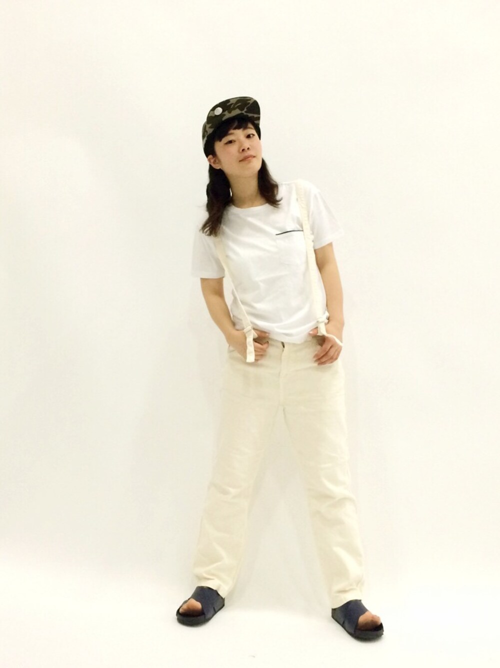 ベージュ系のその他パンツ、ブルー系のサンダル、その他のキャップを着用したレディースの春コーディネートの1枚目の写真