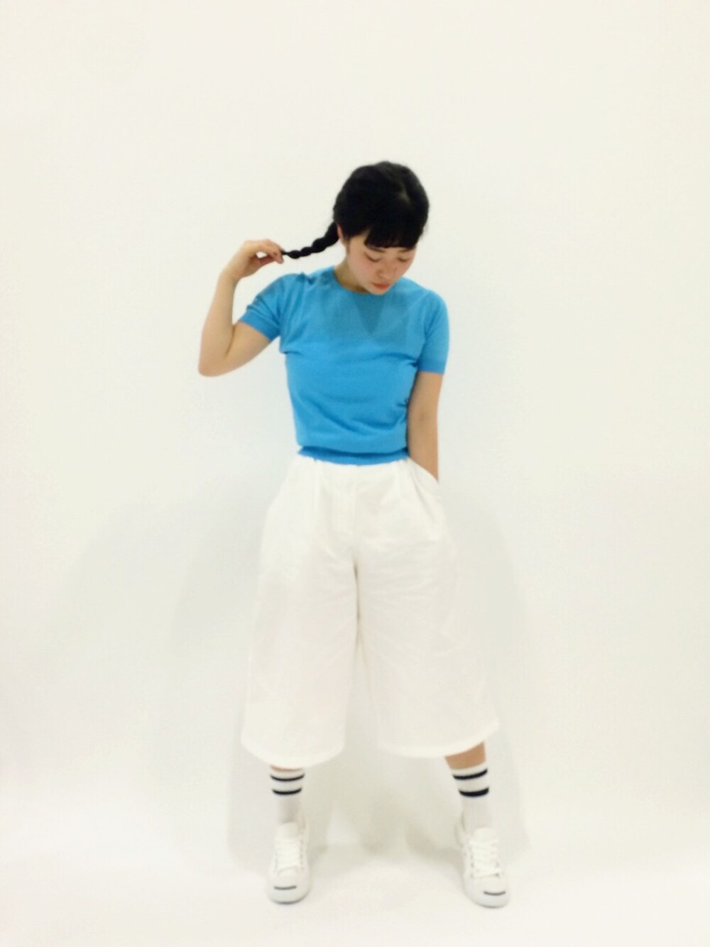 「スポーツミックス、水色、ジャックパーセル、ラインソックス、ガウチョパンツ、jack purcell」｜「Deuxieme Classeの◇JOHN SMEDLEY　クルーネック半袖ニット（ニット/セーター、ブルー系）」を使った、クボヤさん（レディース・157cm）の春コーディネートの1枚目の写真