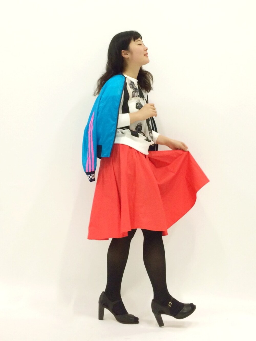 「adidas、あちゃちゅむ、黒パンプス、赤いスカート、ダースベーダー、achachumumuchacha」｜「koeのタイプライタータック入りミッドカーフスカート（スカート、レッド系）」を使った、クボヤさん（レディース・157cm）の春コーディネートの1枚目の写真
